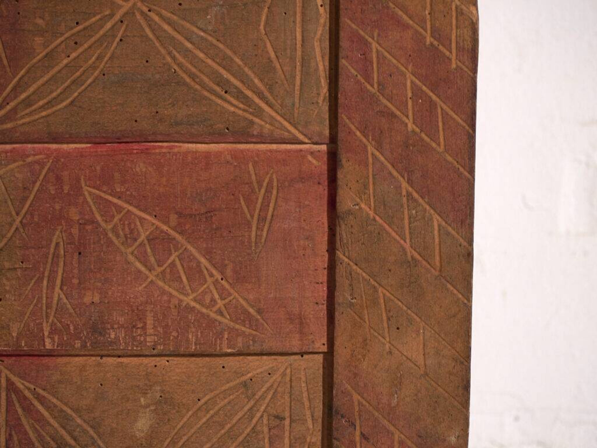 Coffre ancien sculpté en bois de pin – Europe centrale, vers 1850