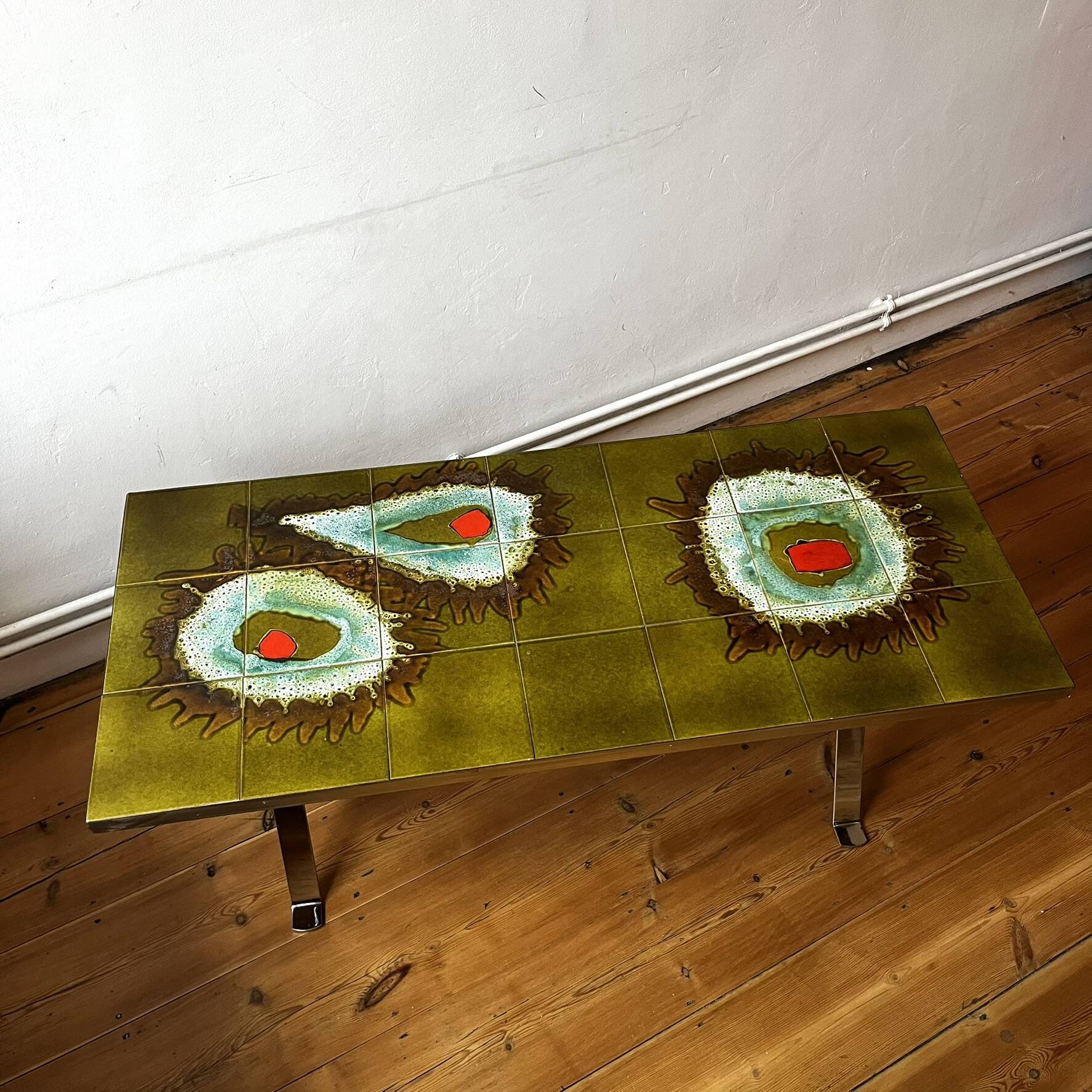 Vintage ceramic coffee table (atomic pattern) with a chrome base.