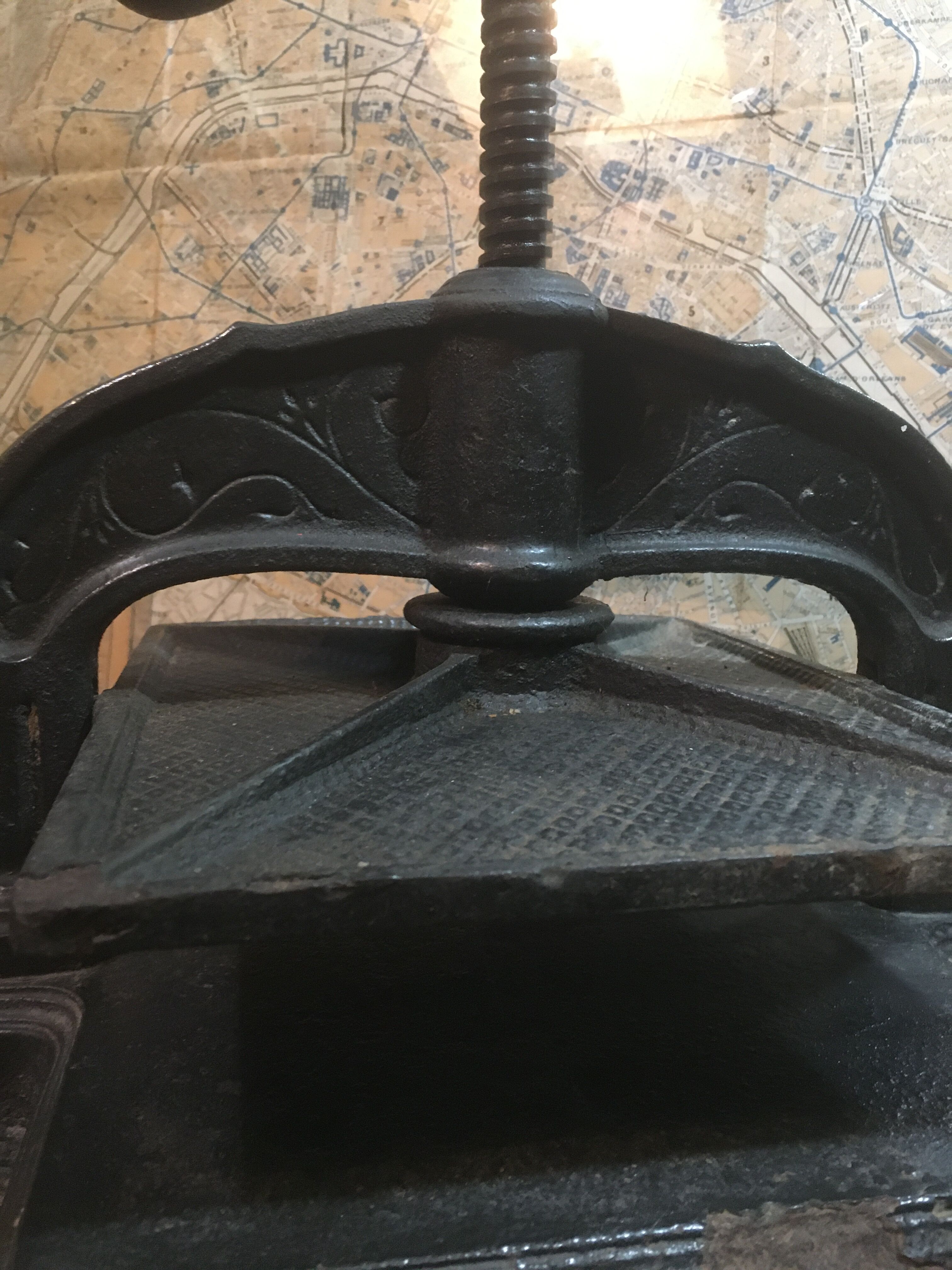 Cast iron binding press