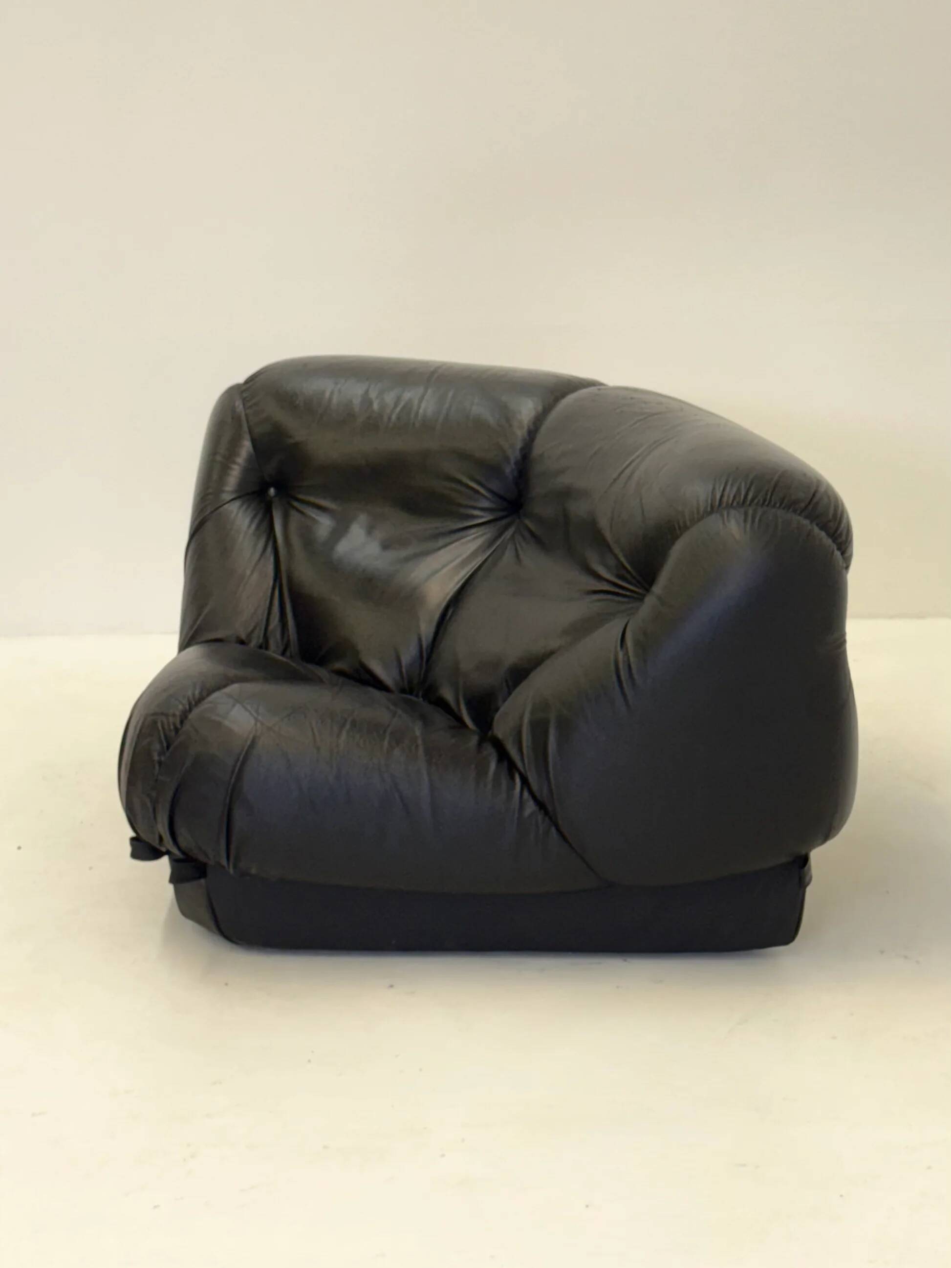 Black leather Nuvolone modular lounge sofa Rino Maturi for Mimo Padova