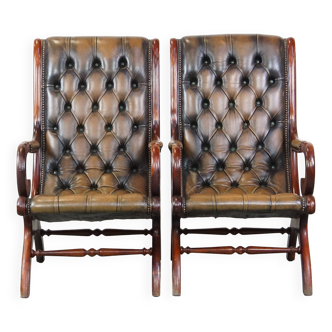 Lot de 2 fauteuils Chesterfield anglais en cuir vert combinés avec du bois