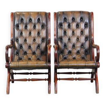 Lot de 2 fauteuils Chesterfield anglais en cuir vert combinés avec du bois
