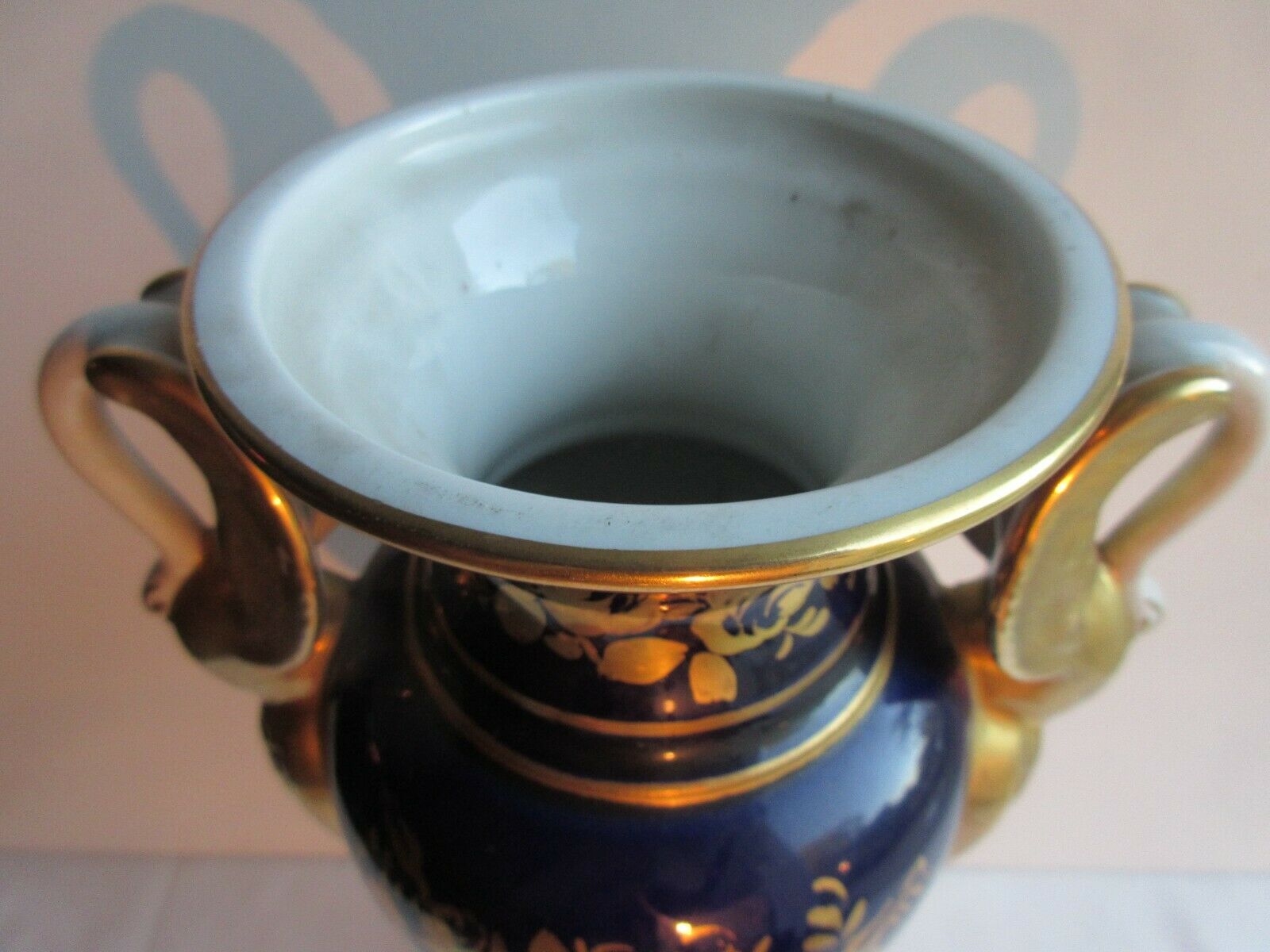 Vase porcelaine de Paris Empire forme balustre anses cygnes Or fin signé Mehun