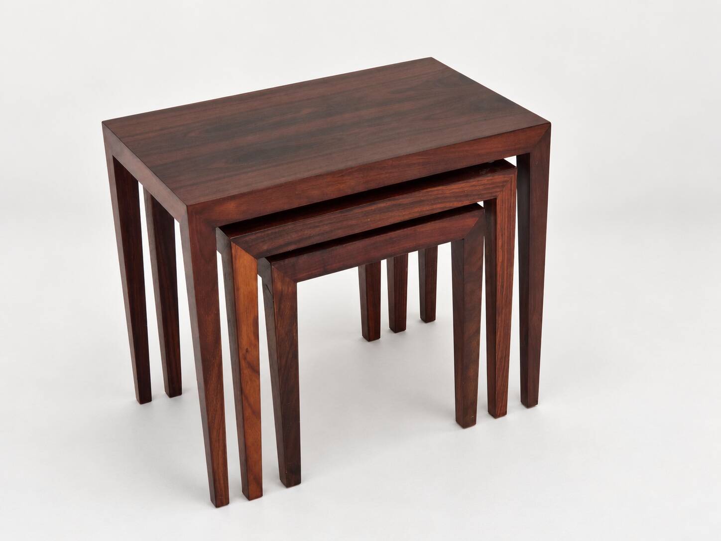 Tables gigognes en palissandre par Severin Hansen, Haslev Møbelsnedker Danemark années 60.