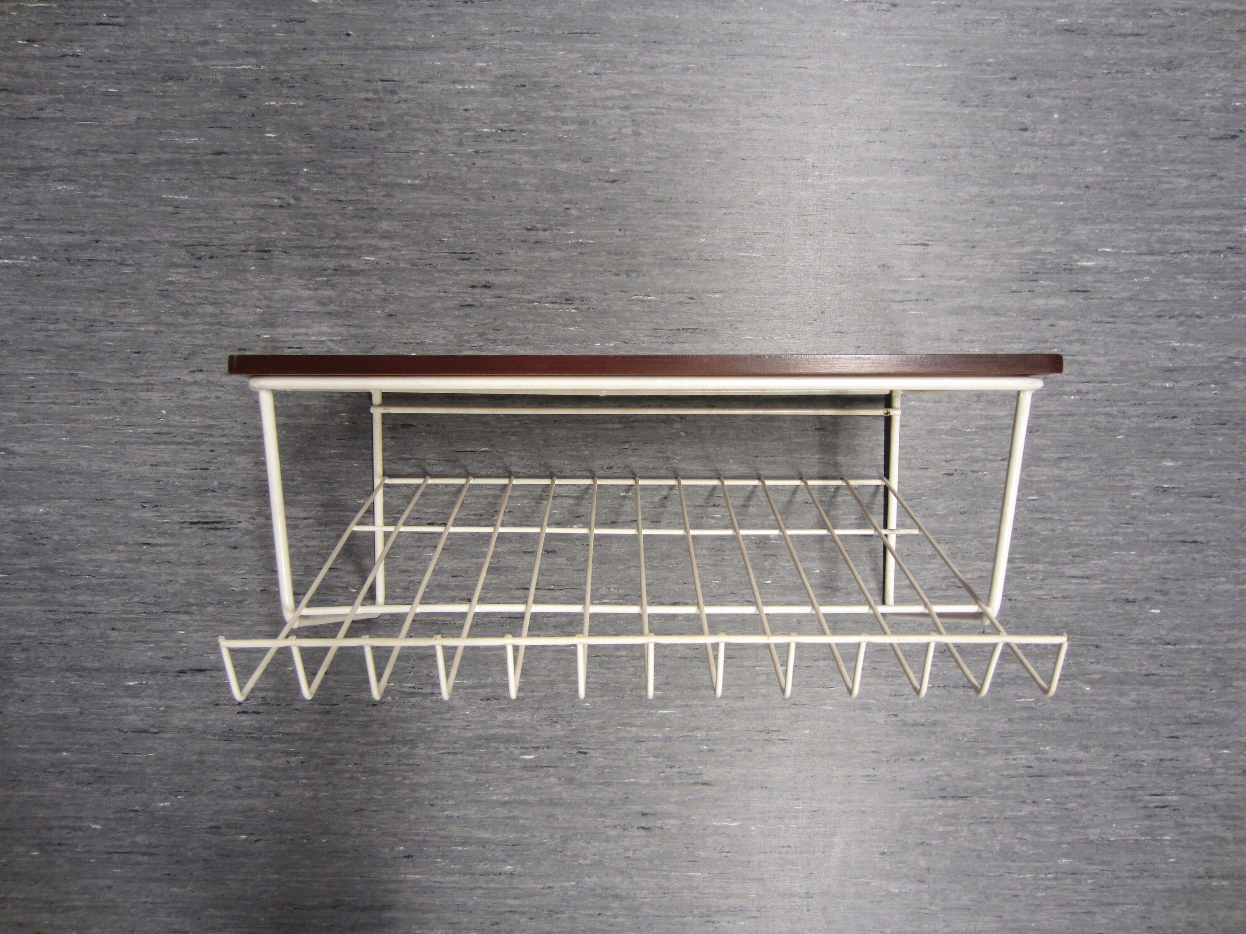 String-style Scandinavian wall tablet