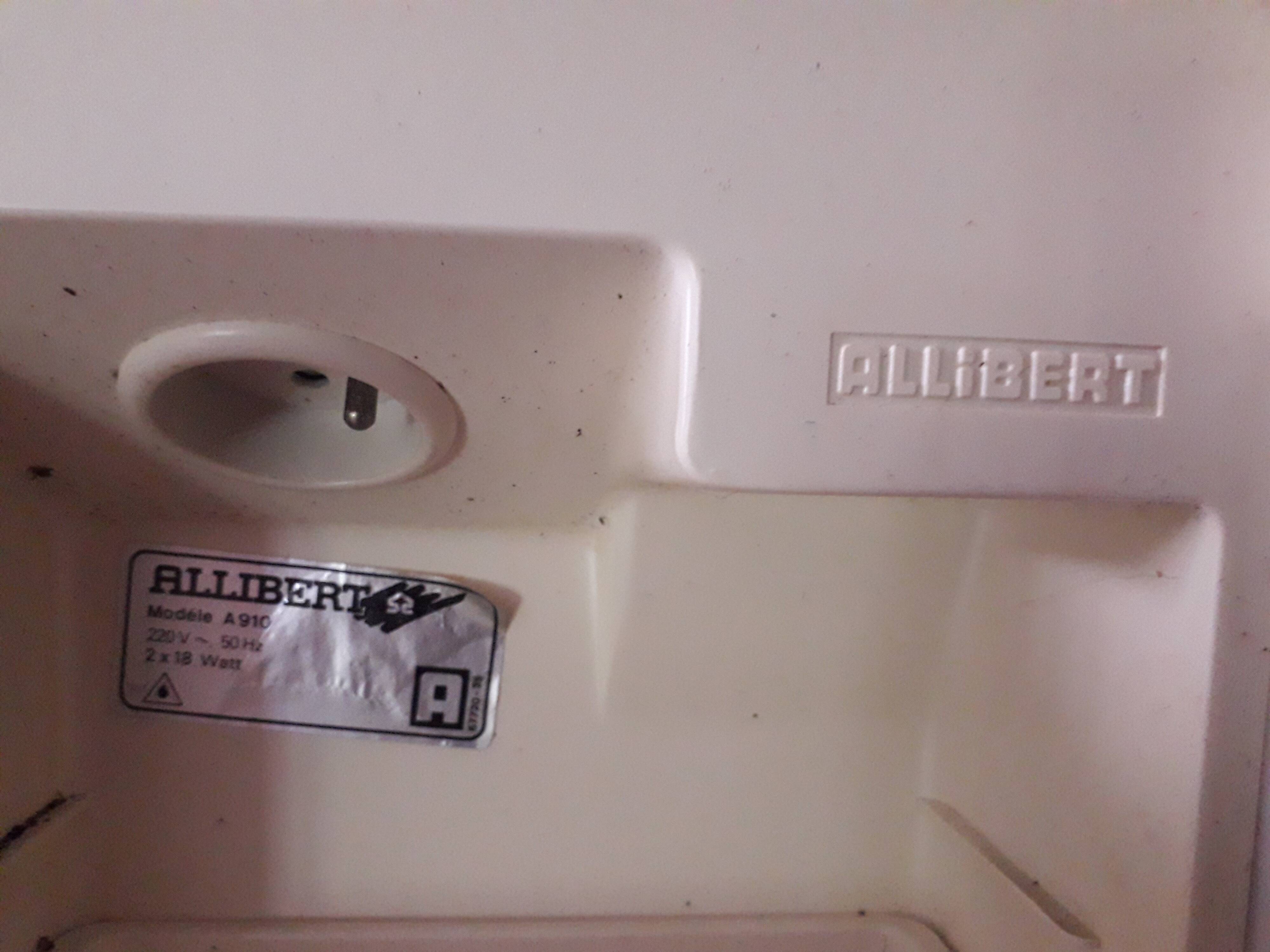 Allibert 1970 pharmacy cabinet