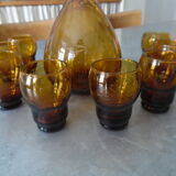 Service boueille et 8 petits verres ciselés