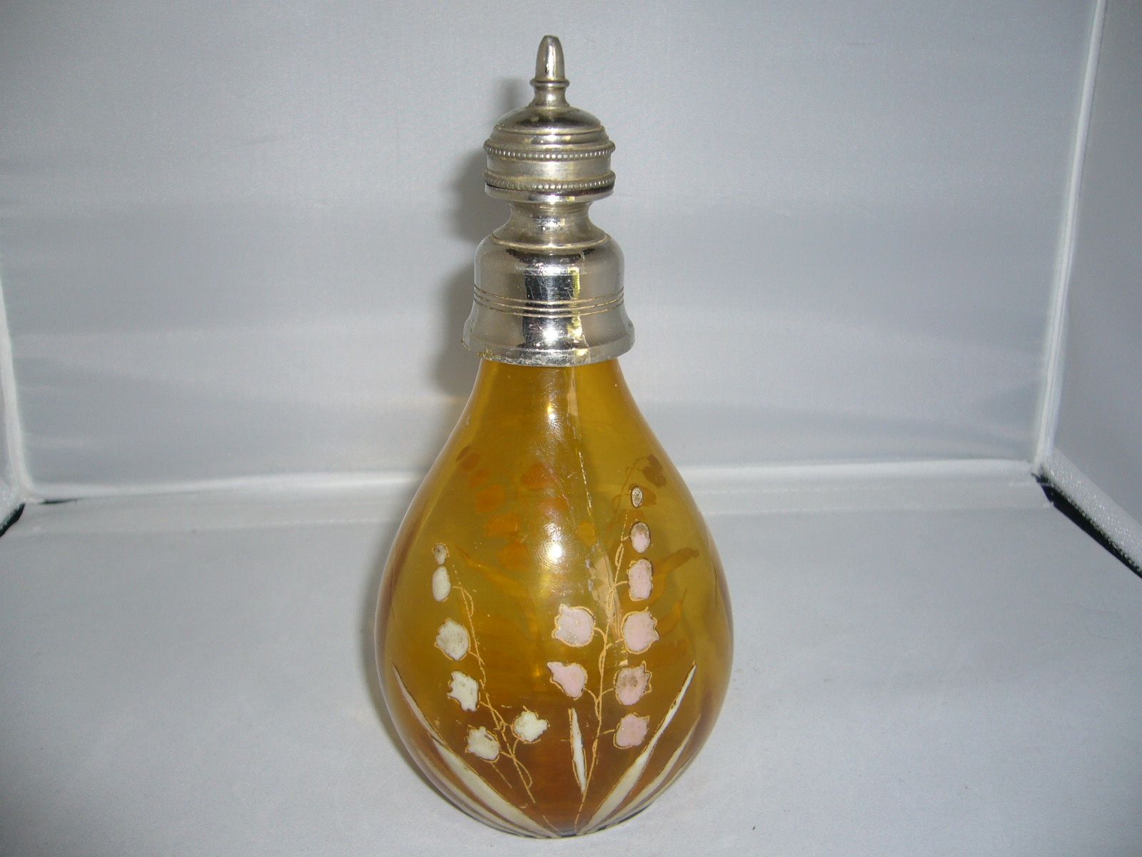 Flacon ancien en verre émaillé décoré de muguet