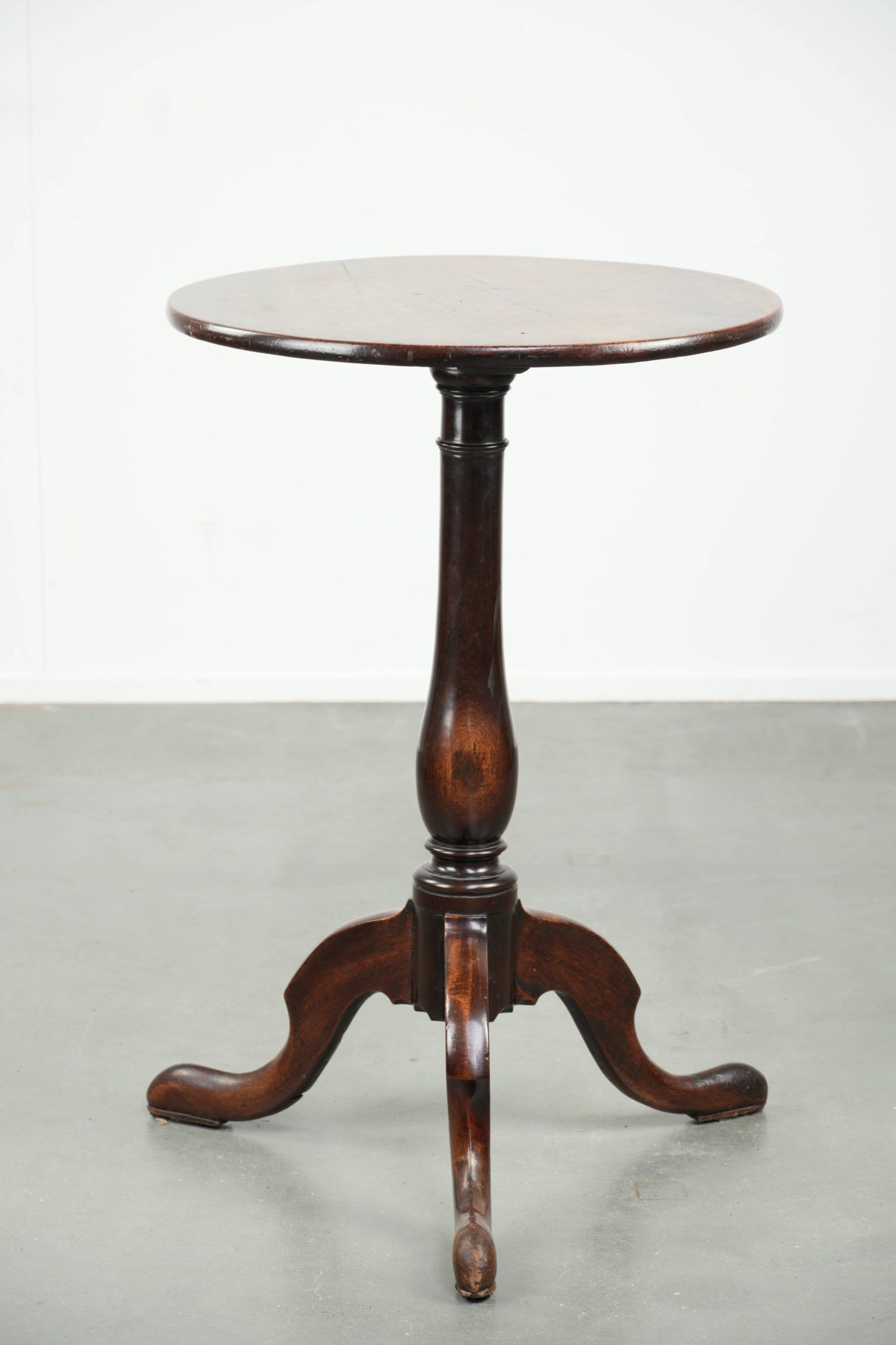 Round antique side/wine table from the late 18th century with a subtle foot