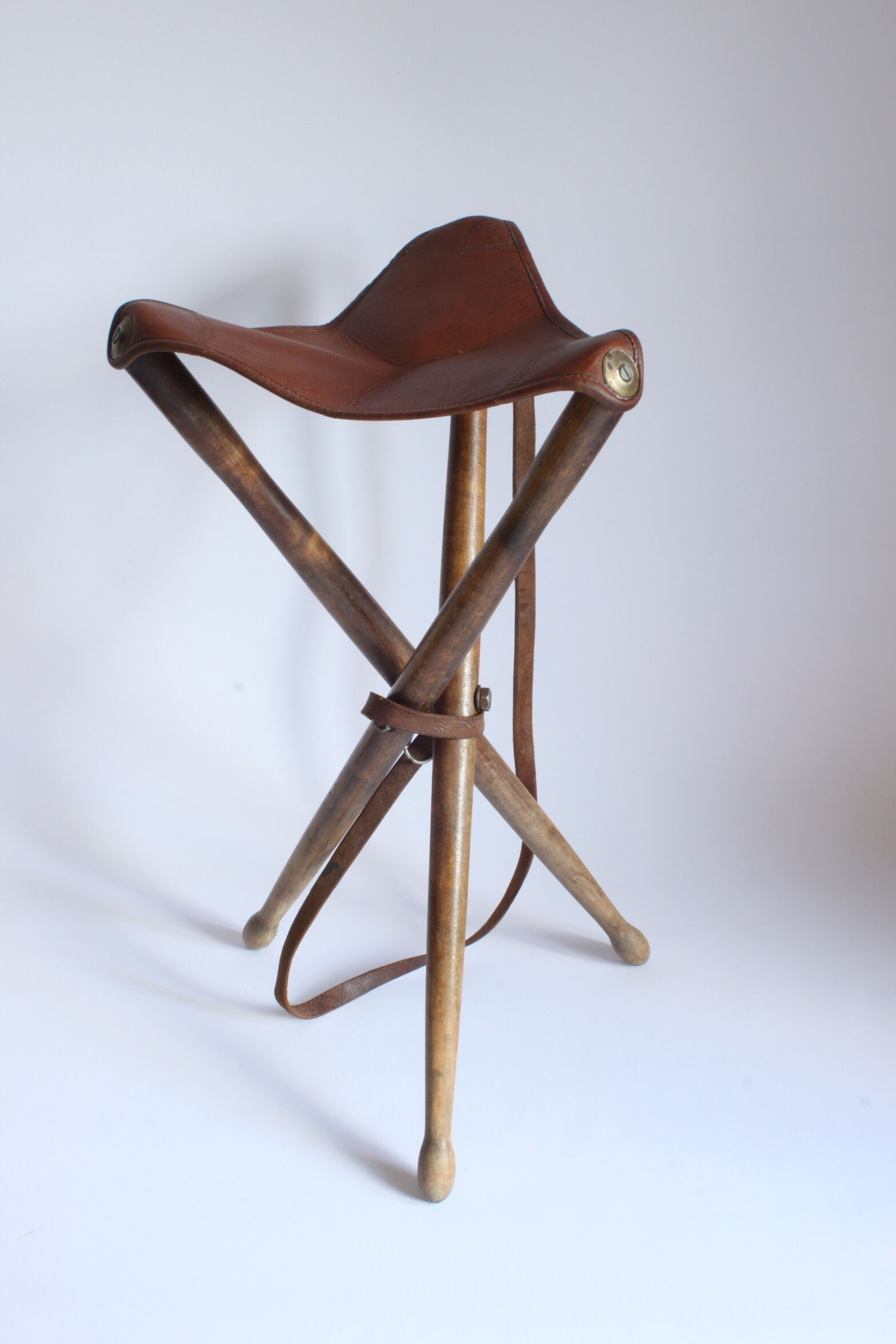 Tabouret de chasse en cuir trépied en bois pliable, France années 1960.
