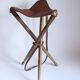 Tabouret de chasse en cuir trépied en bois pliable, France années 1960.