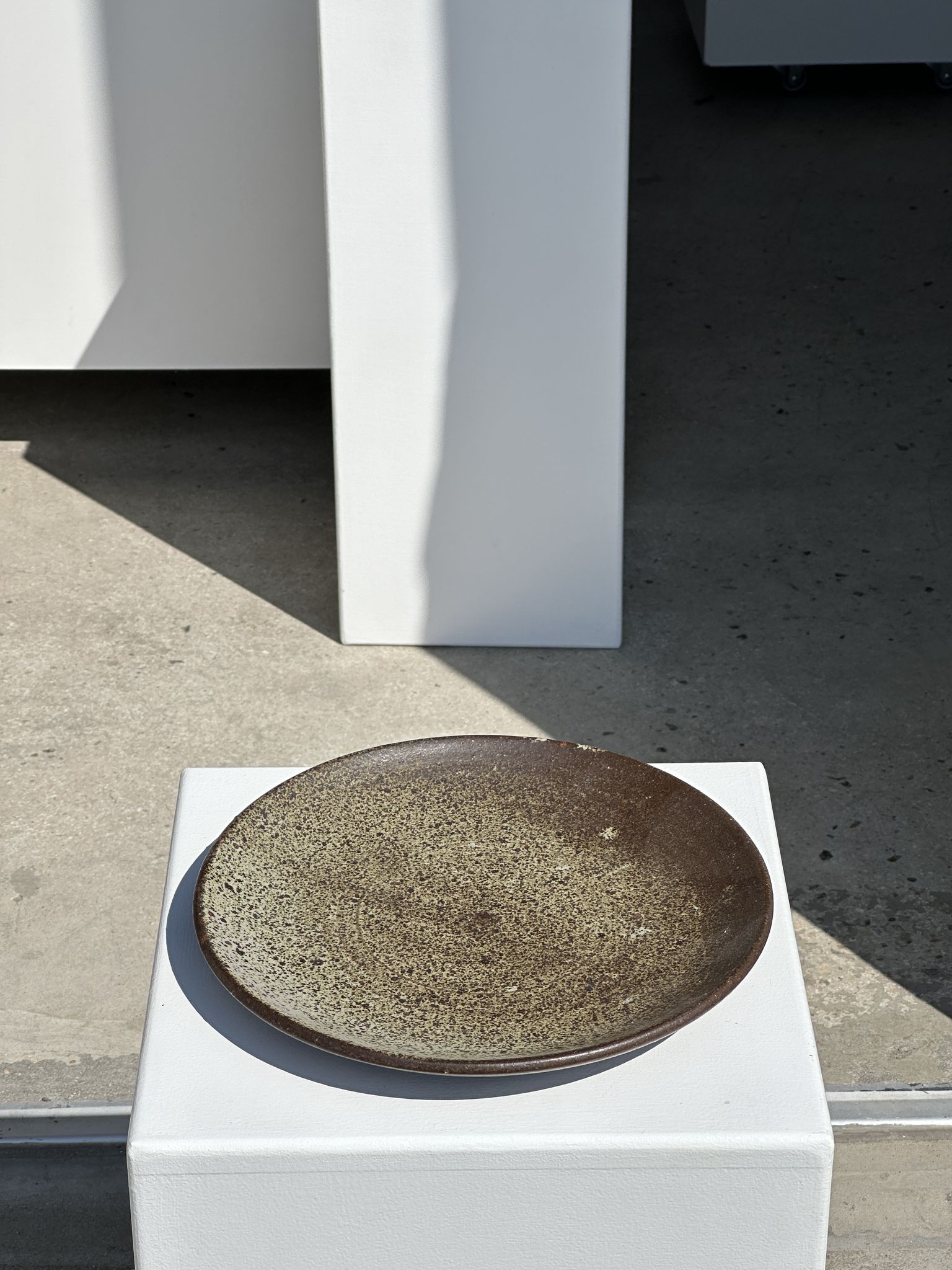 Plat en céramique vert indonésien D:26,5