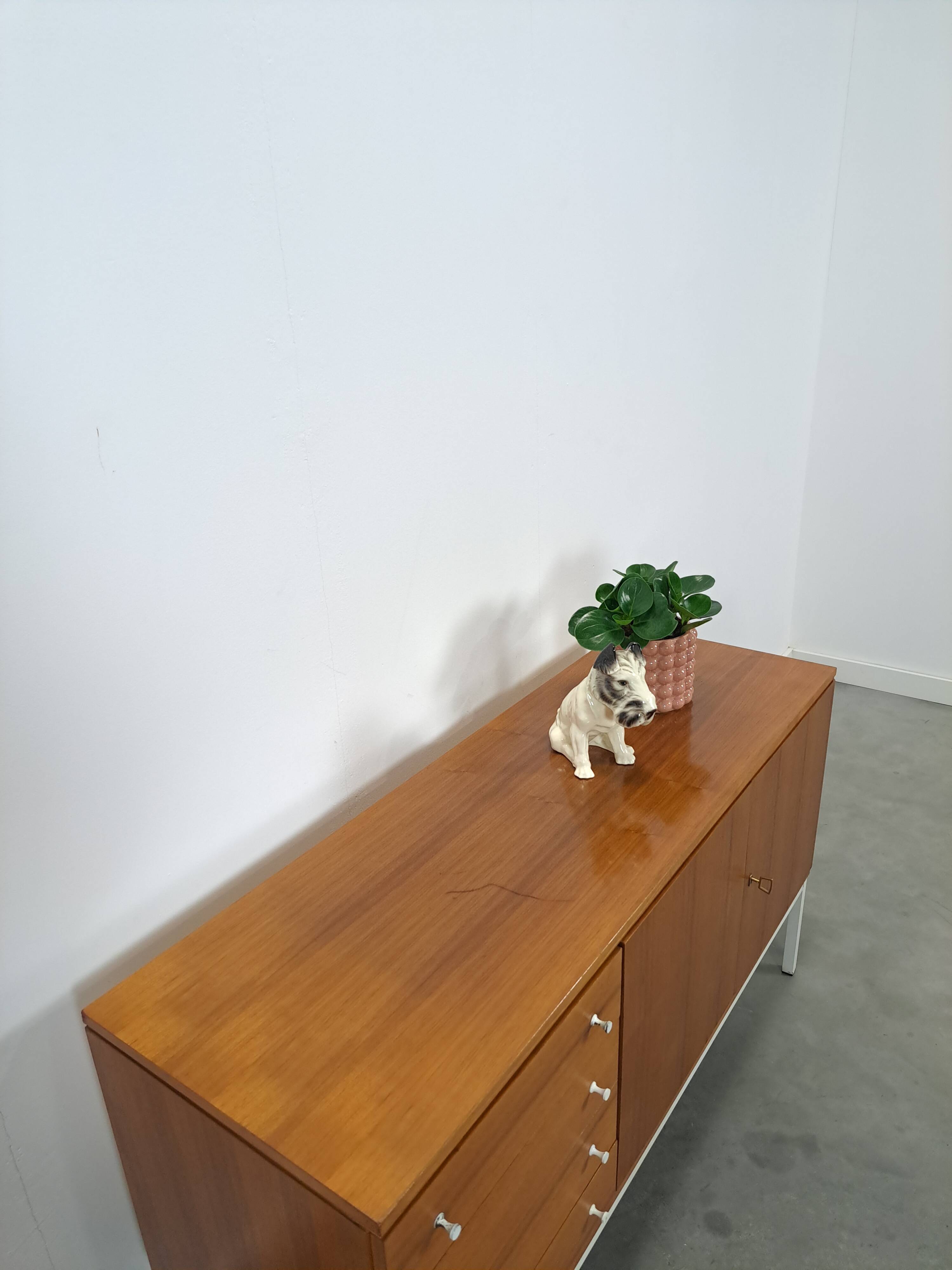 Fineer dressoir uit Zweden met wit stalen poten