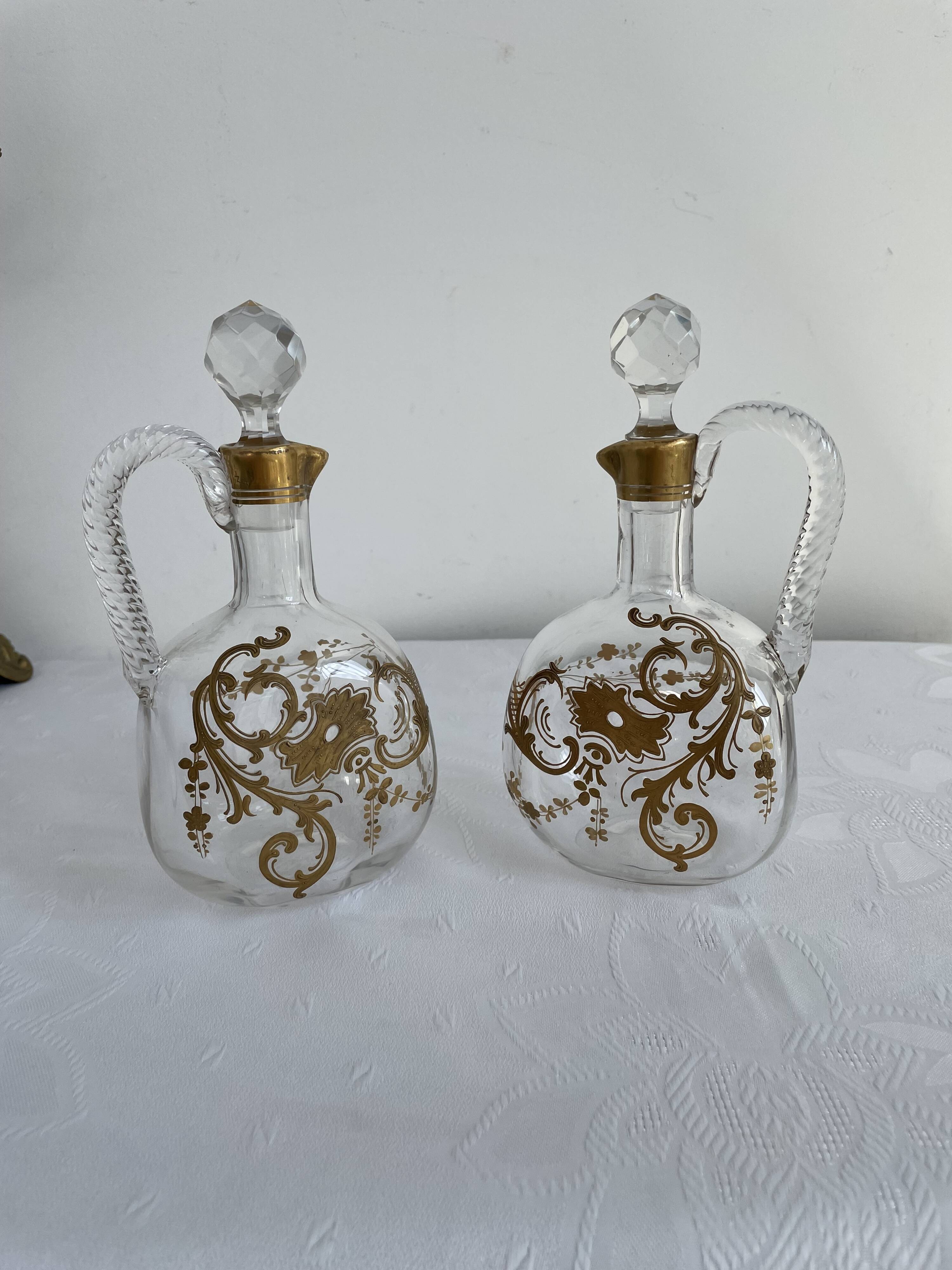 Paire de carafes Cristallerie Baccarat cristal blanc peint à l'or fin, Art Nouveau, 1900