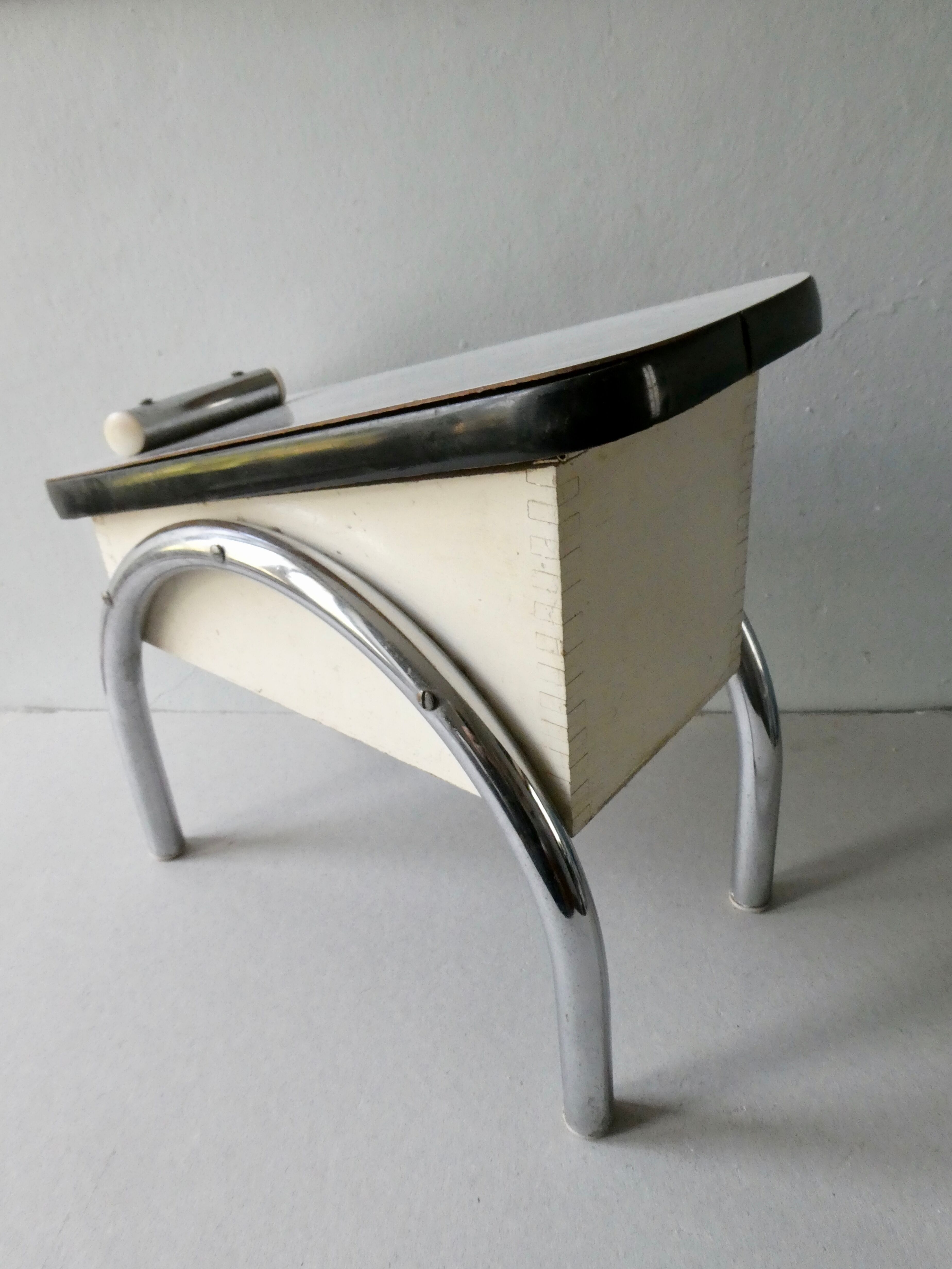 Rest feet, waxer chest, in Formica, 60s