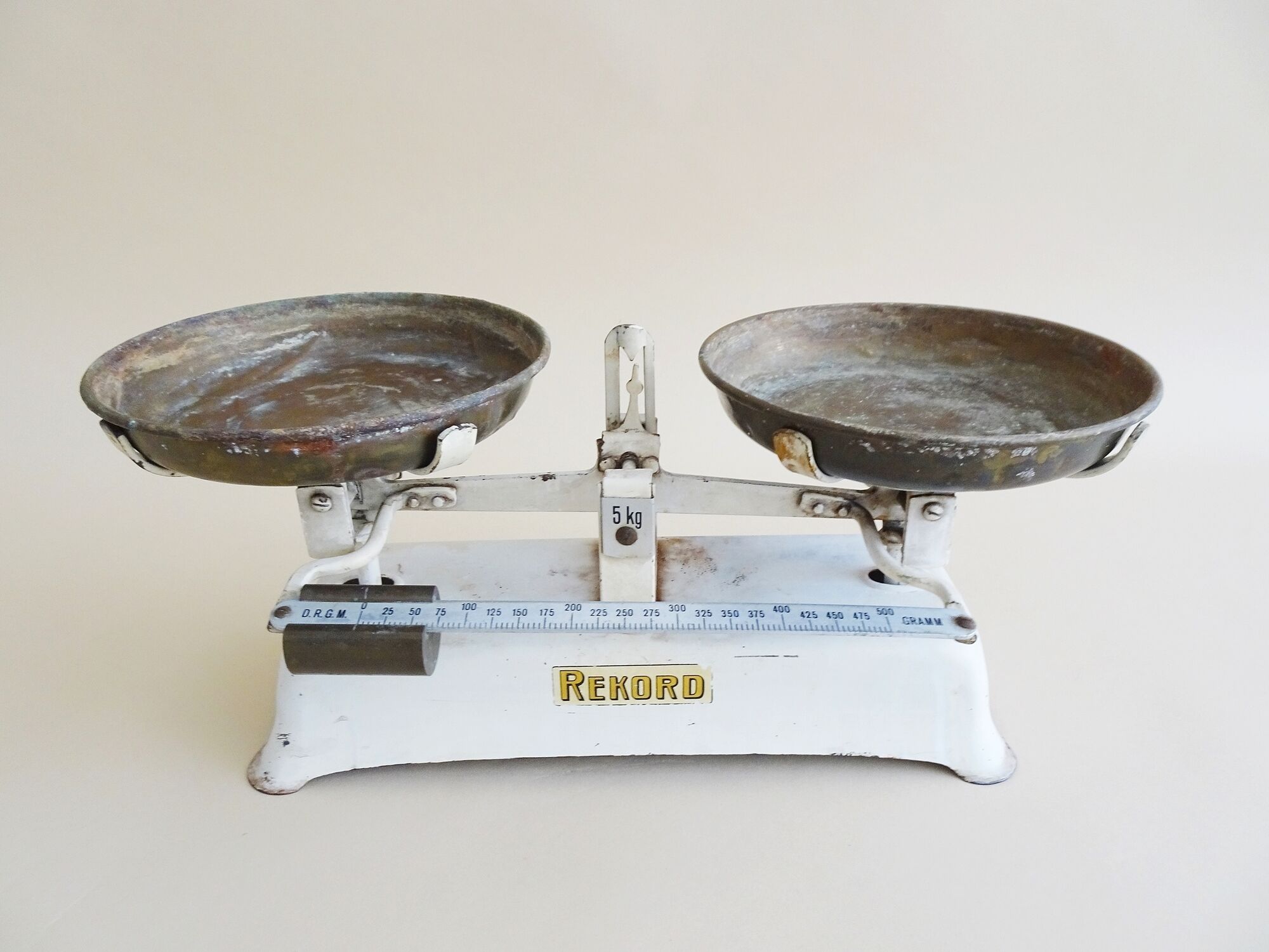 Antique kitchen scales from a record to five kilos, white beam scales with brass plates