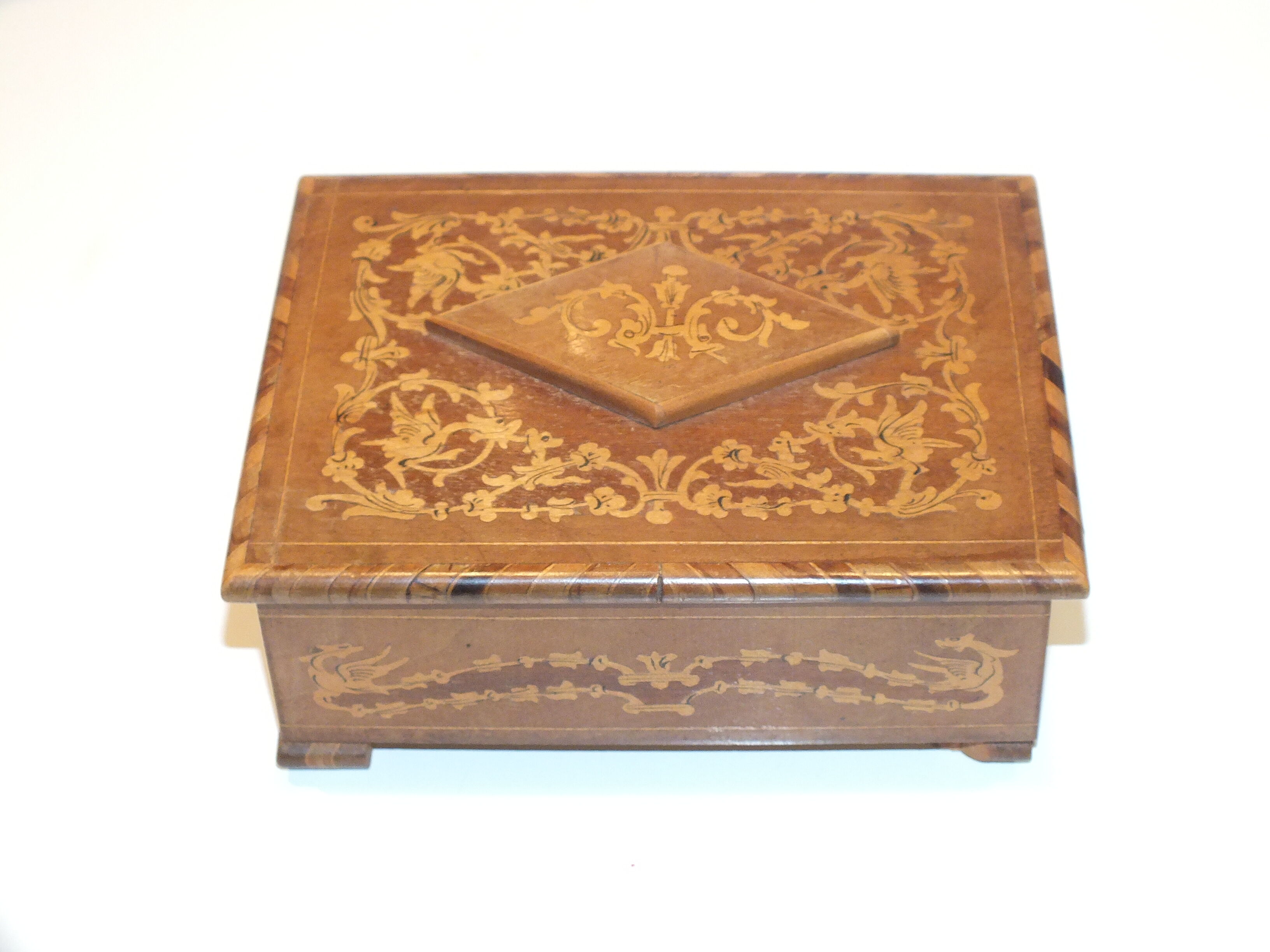 Ancien coffret à bijoux capitonné en marqueterie