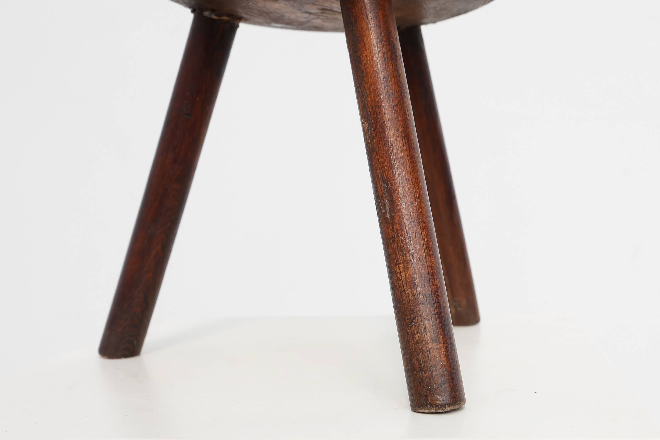 Tabouret trépied en chêne rustique, France, vers 1900