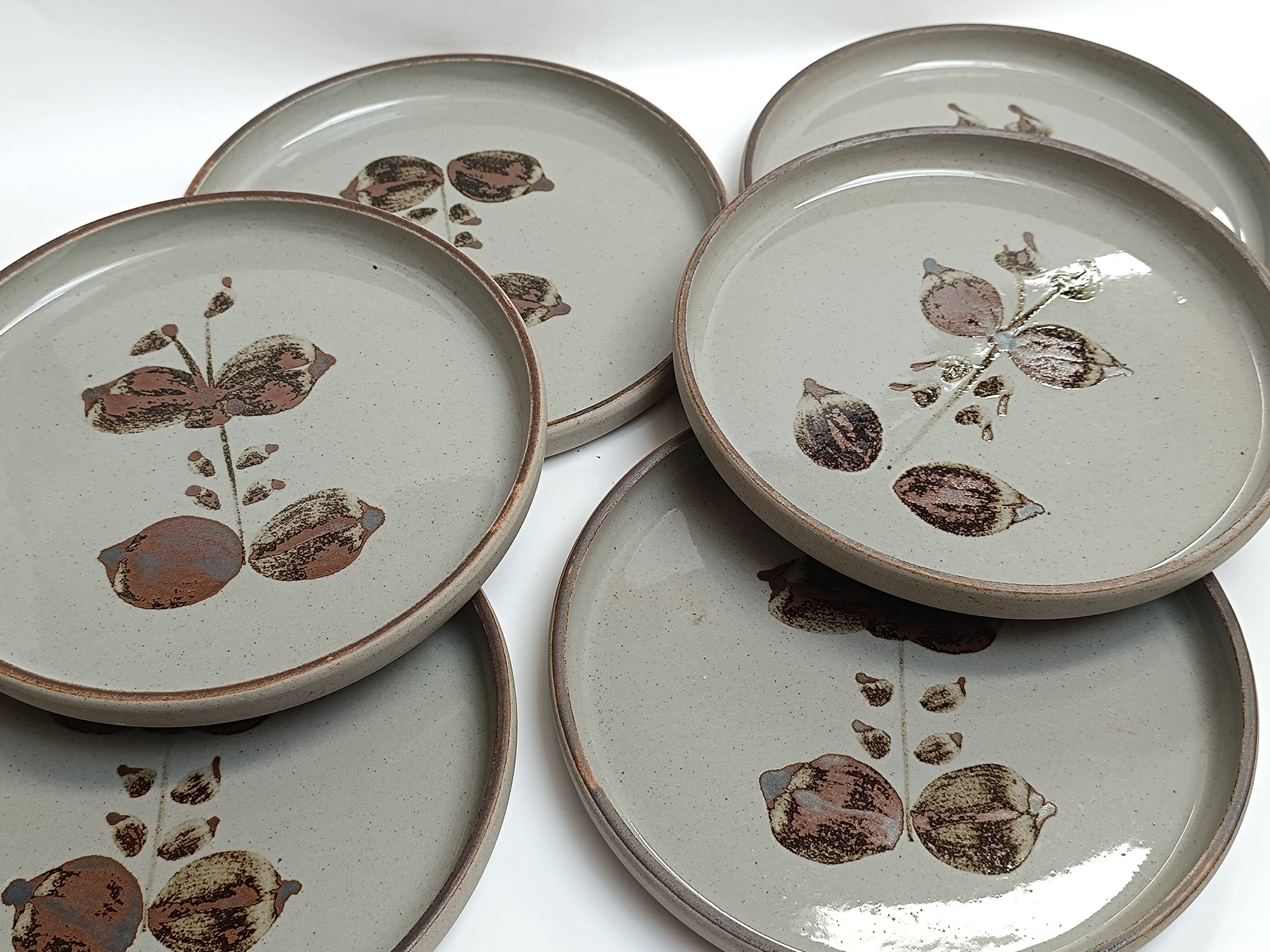 Flat plates made of Arnon stoneware