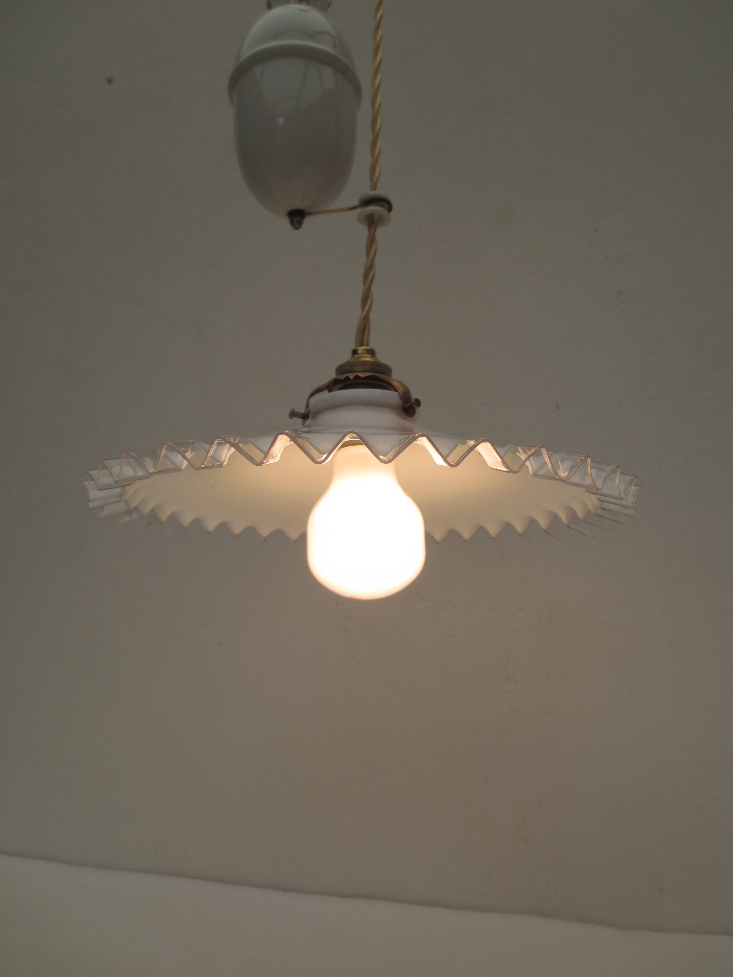 Old suspension, said rises and falls with serrated white opaline