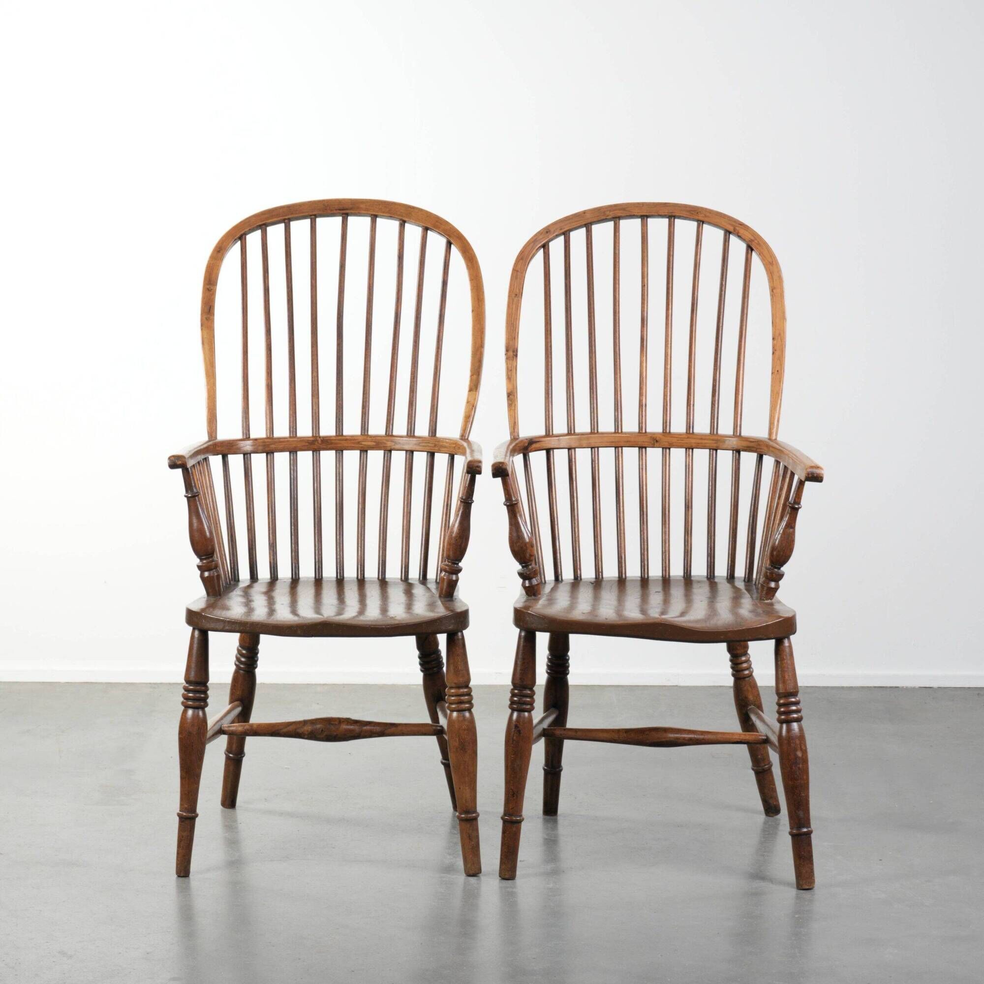 ensemble de deux chaises stickback Windsor anglaises antiques du 19e siècle