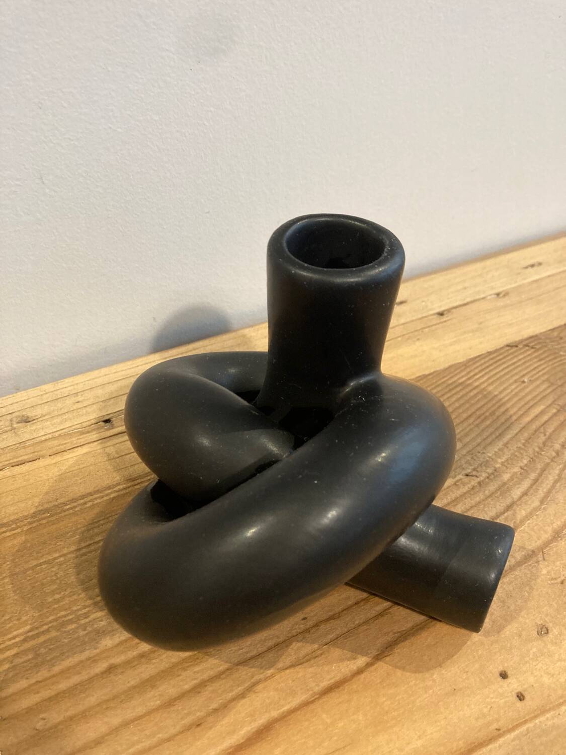 Black ceramic knot candle holder