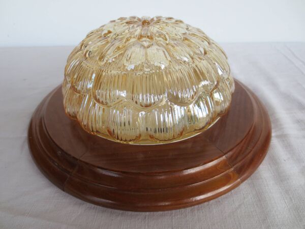 plafonnier avec globe en verre ambré, sur socle en bois clair rond