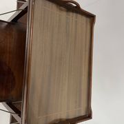 Table a desservir en acajou a décor de filet de marquèterie XX siècle