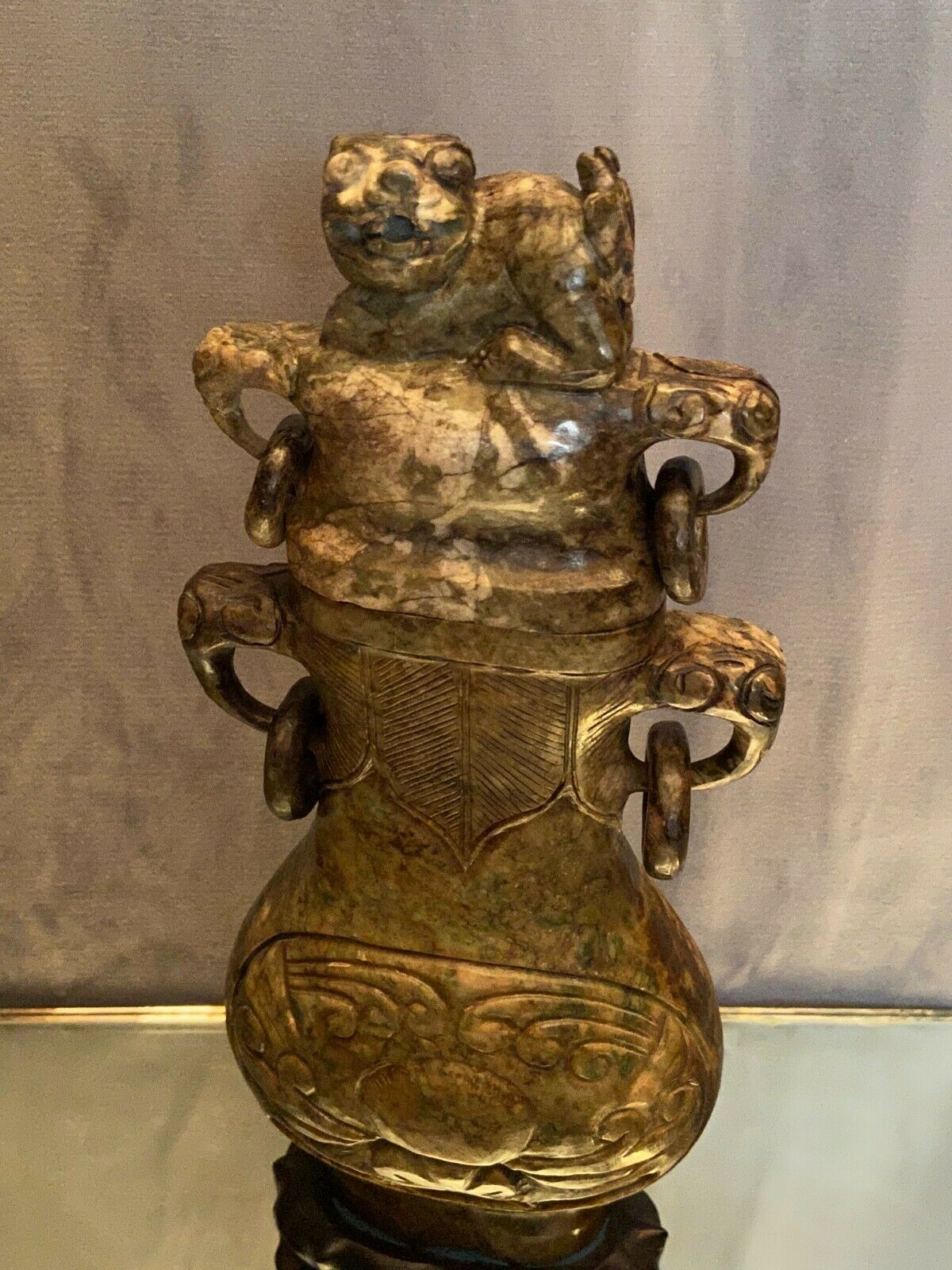 Covered vase in hard stone carved China