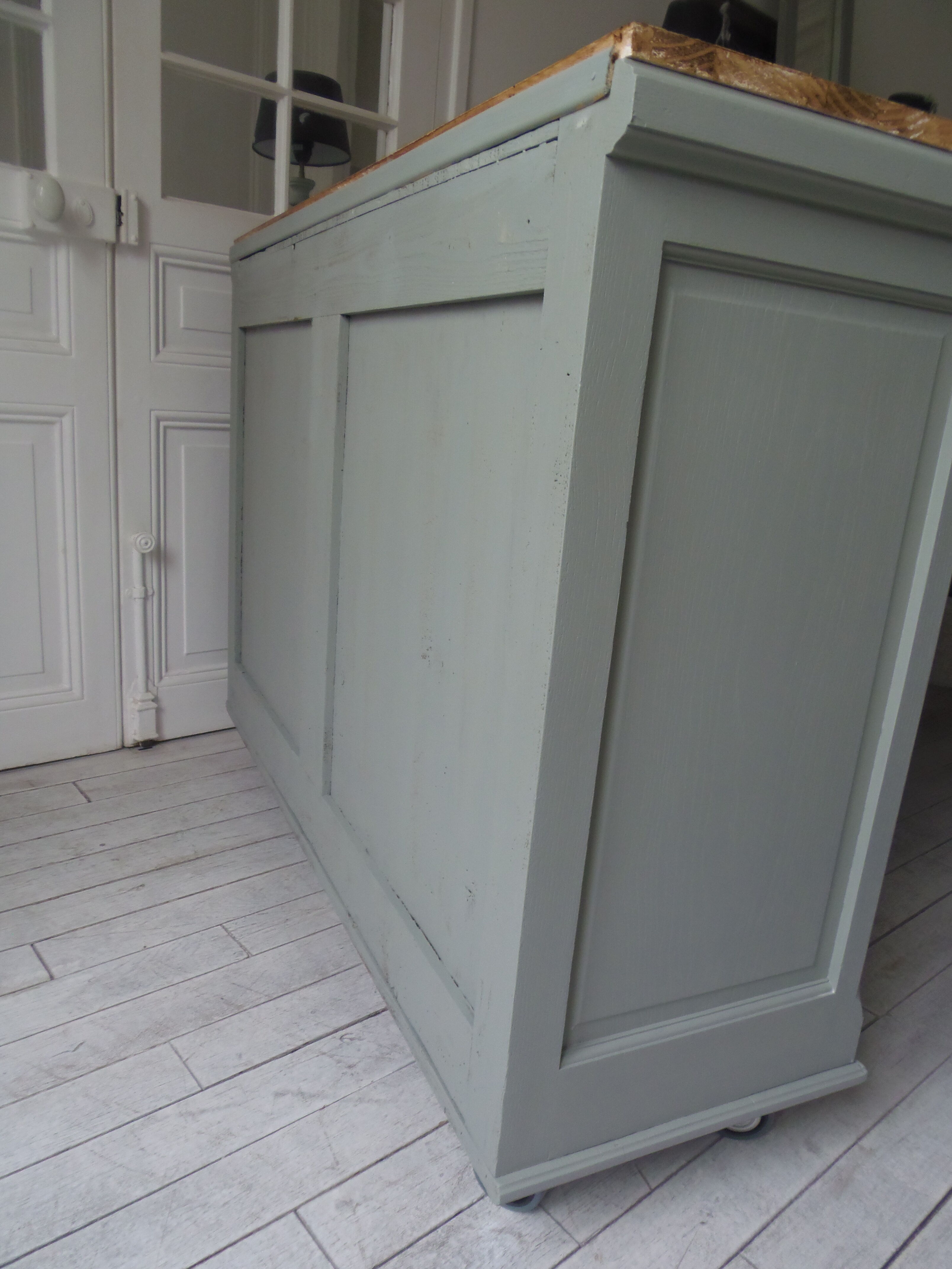 Vintage buffet on grey green wheels, 2 glass doors, wooden tray.