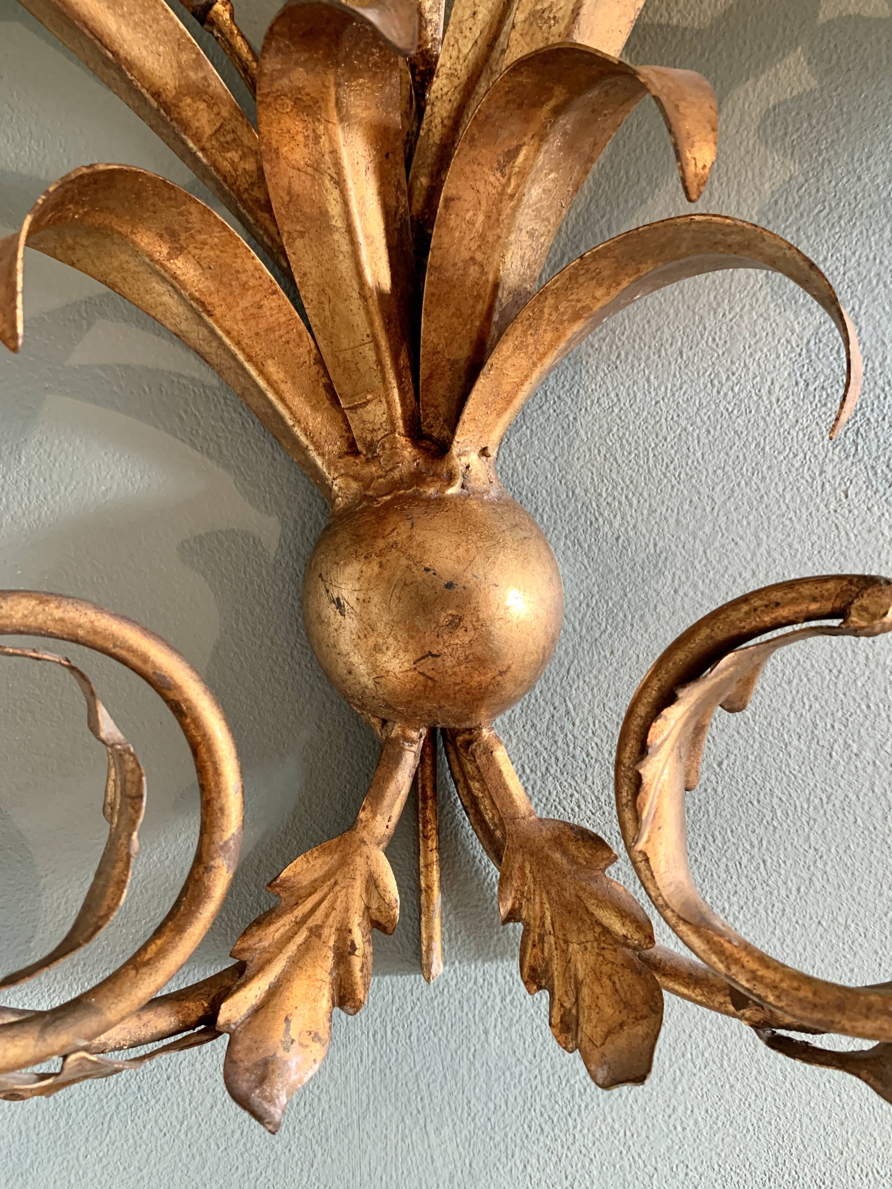 Wall lamp in gilded brass with a daisy design.