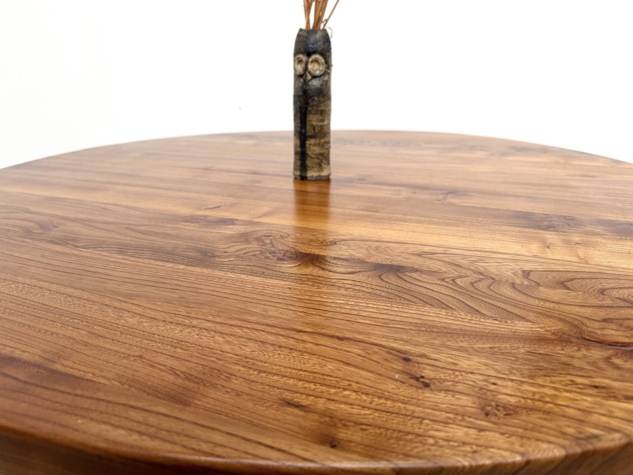 Table ronde moderniste en orme massif, piètement croisé