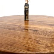 Table ronde moderniste en orme massif, piètement croisé