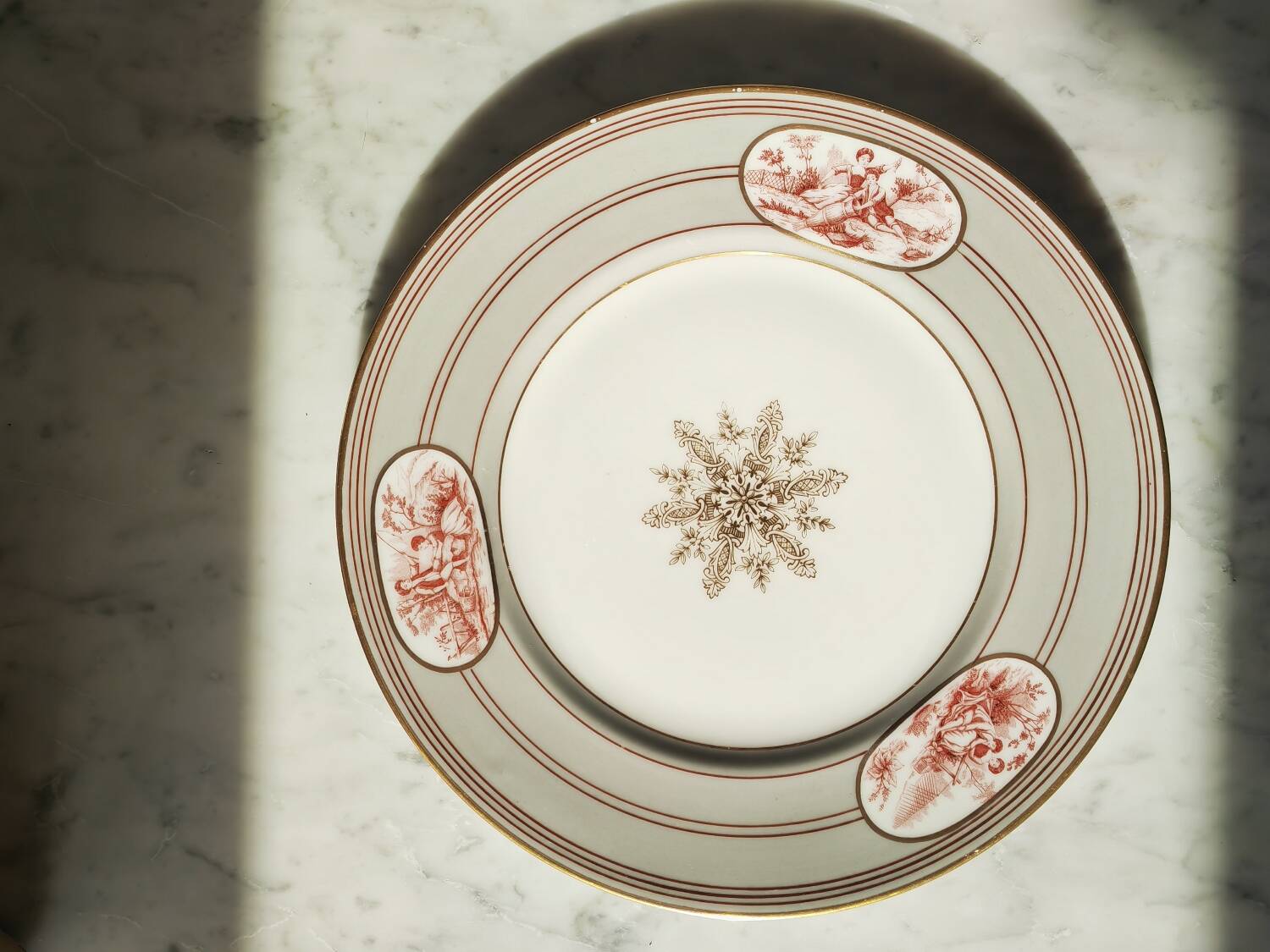 Plate with red blood decorations