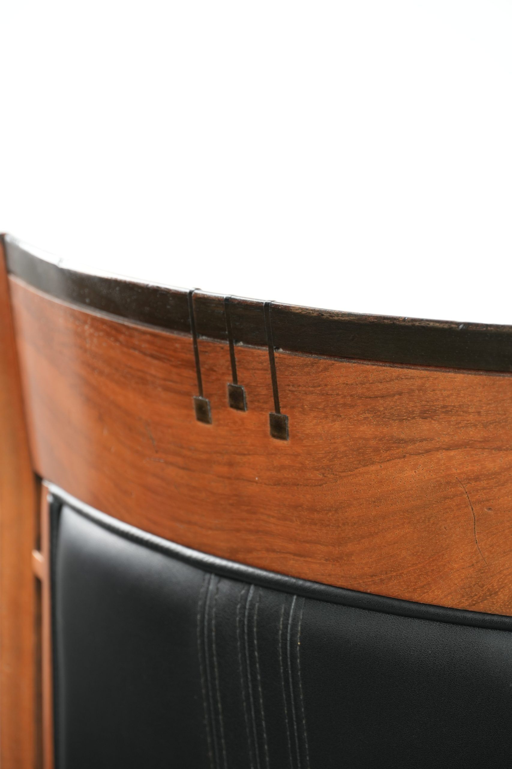 Set of 2 black leather Art Deco design armchairs in good condition