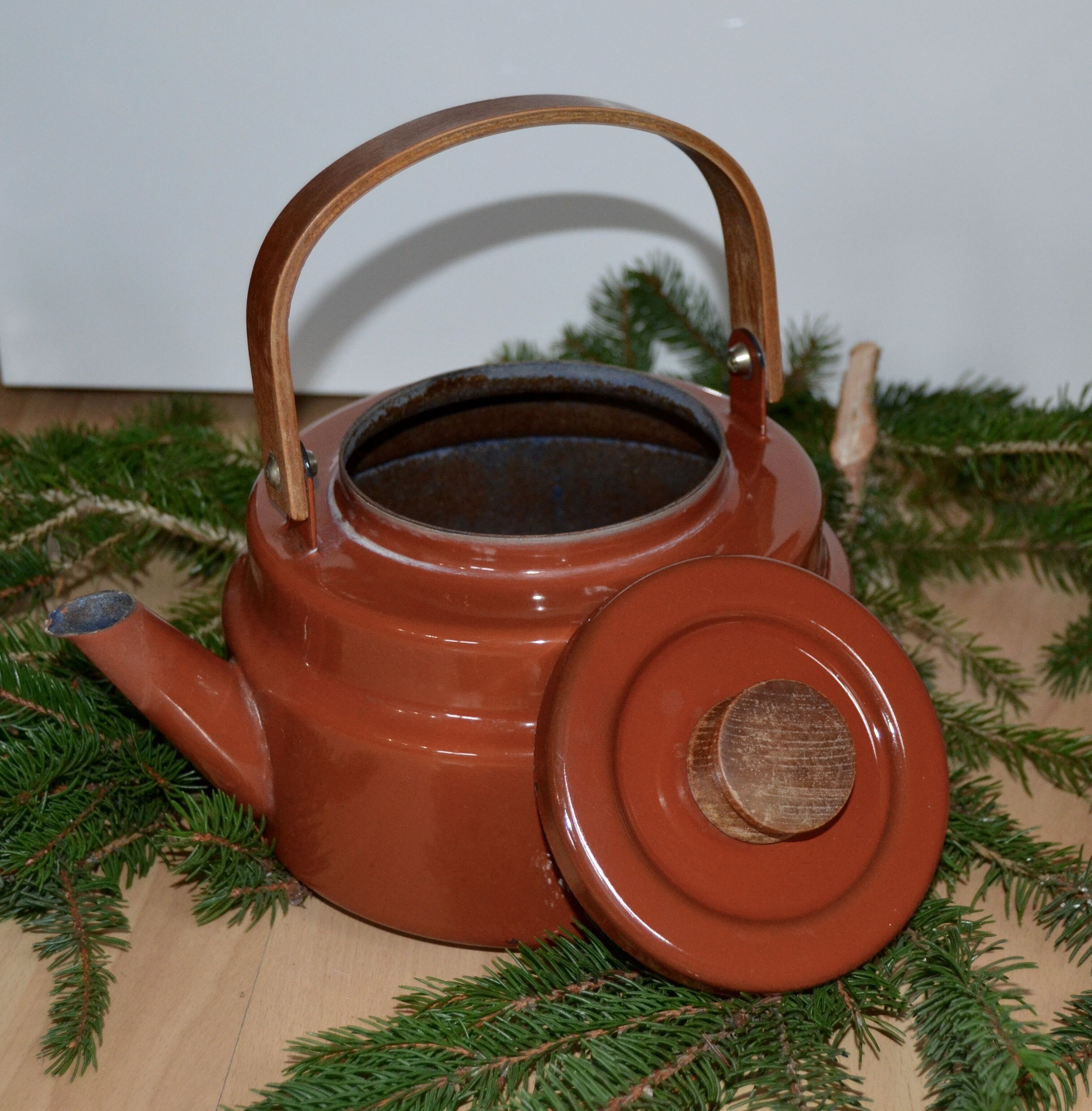 Kettle hygge Scandinavian metal & wood