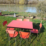 7 chaises en formica bleues et rouges