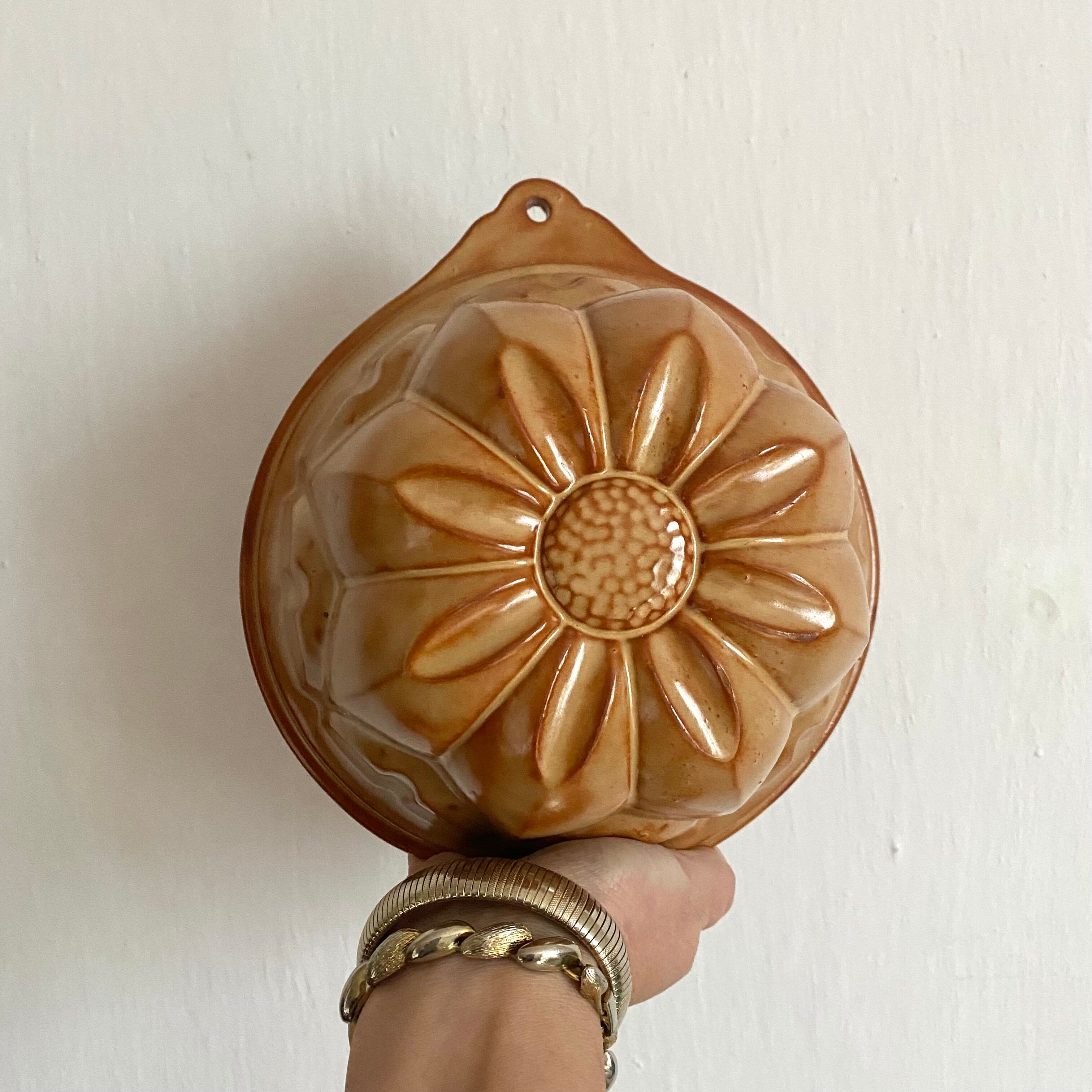 Decorative stoneware cake mould