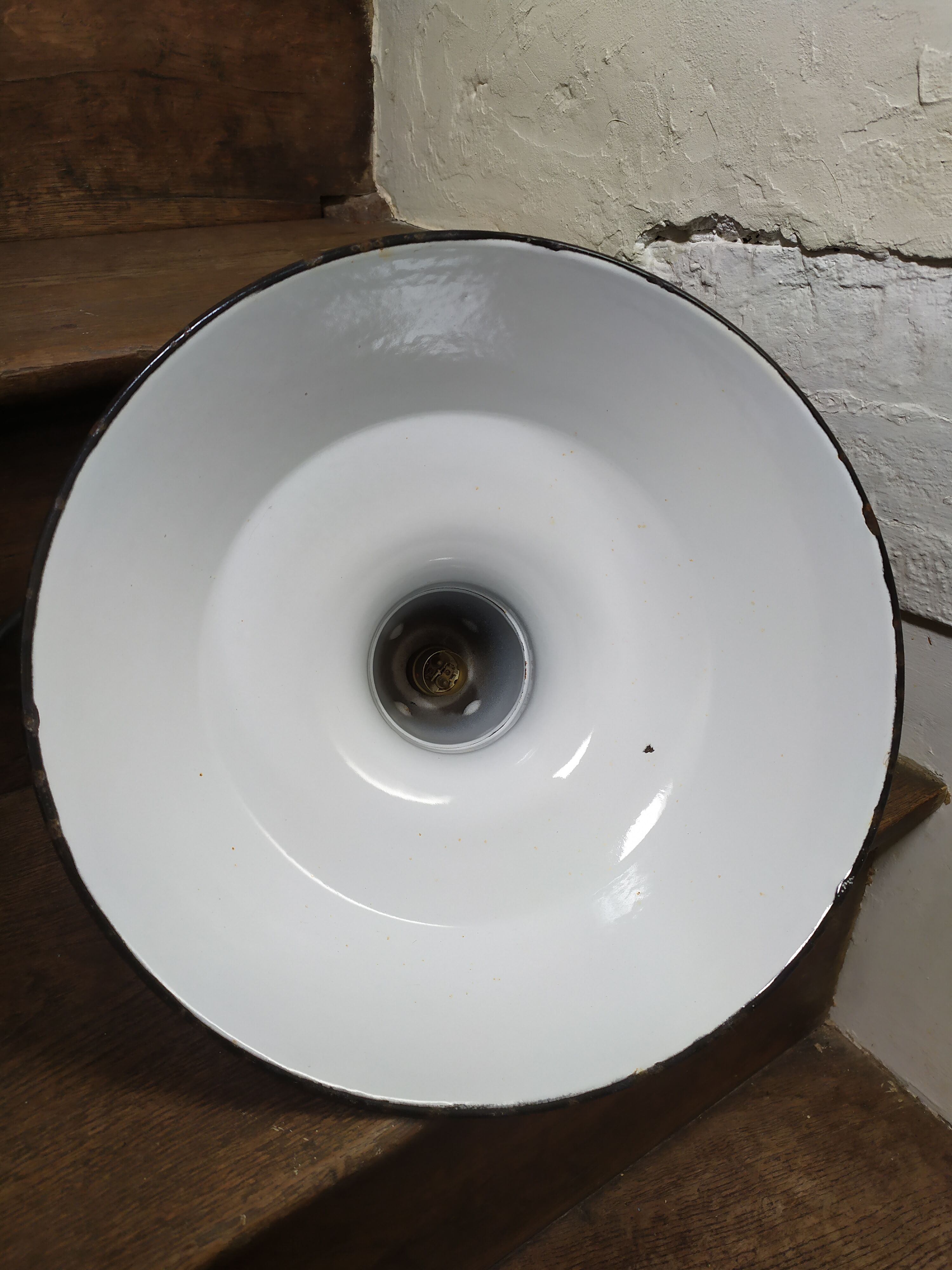 Suspension industrielle en tôle émaillée