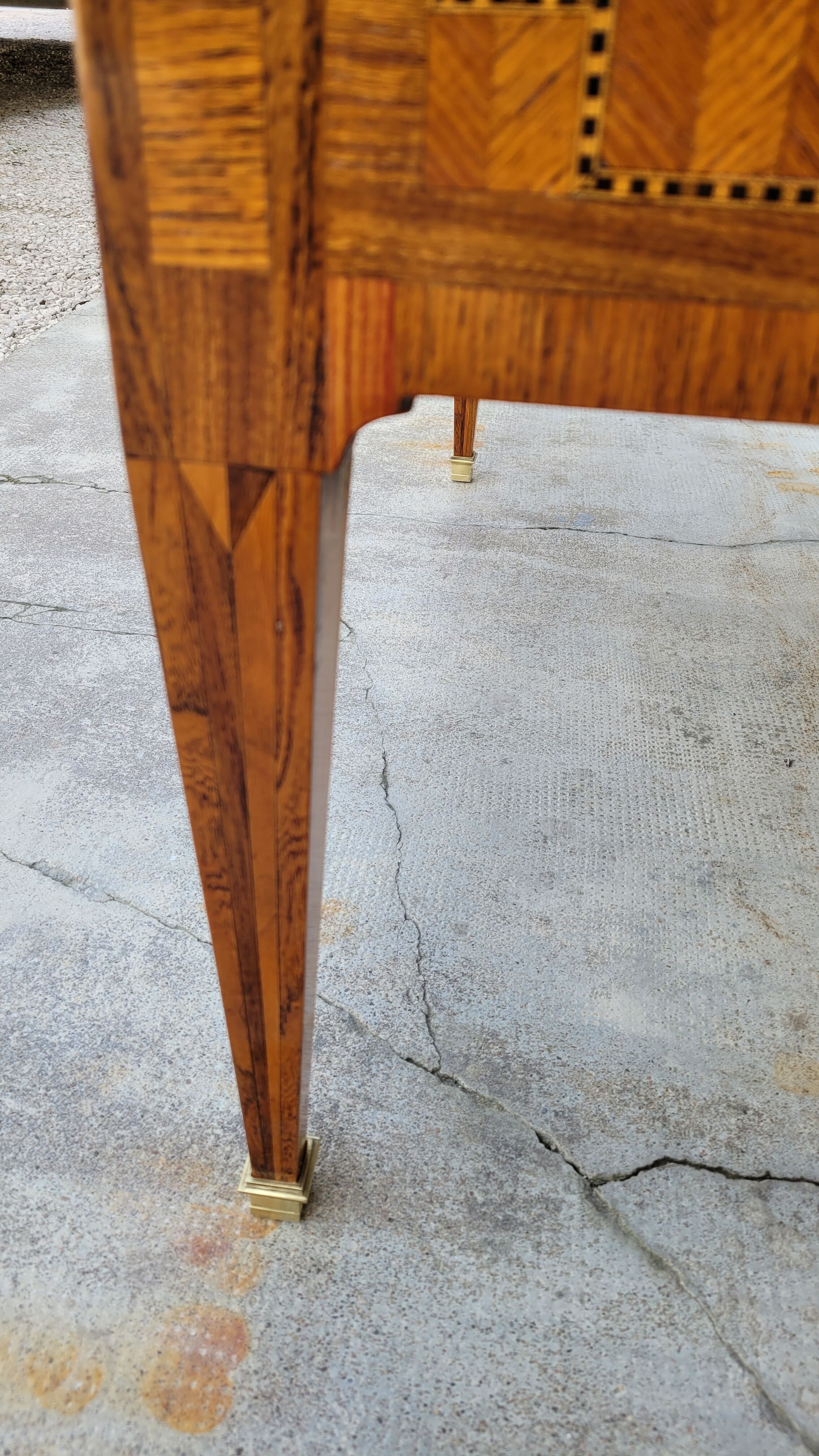 Louis XVI jumping chest of drawers in marquetry 19th