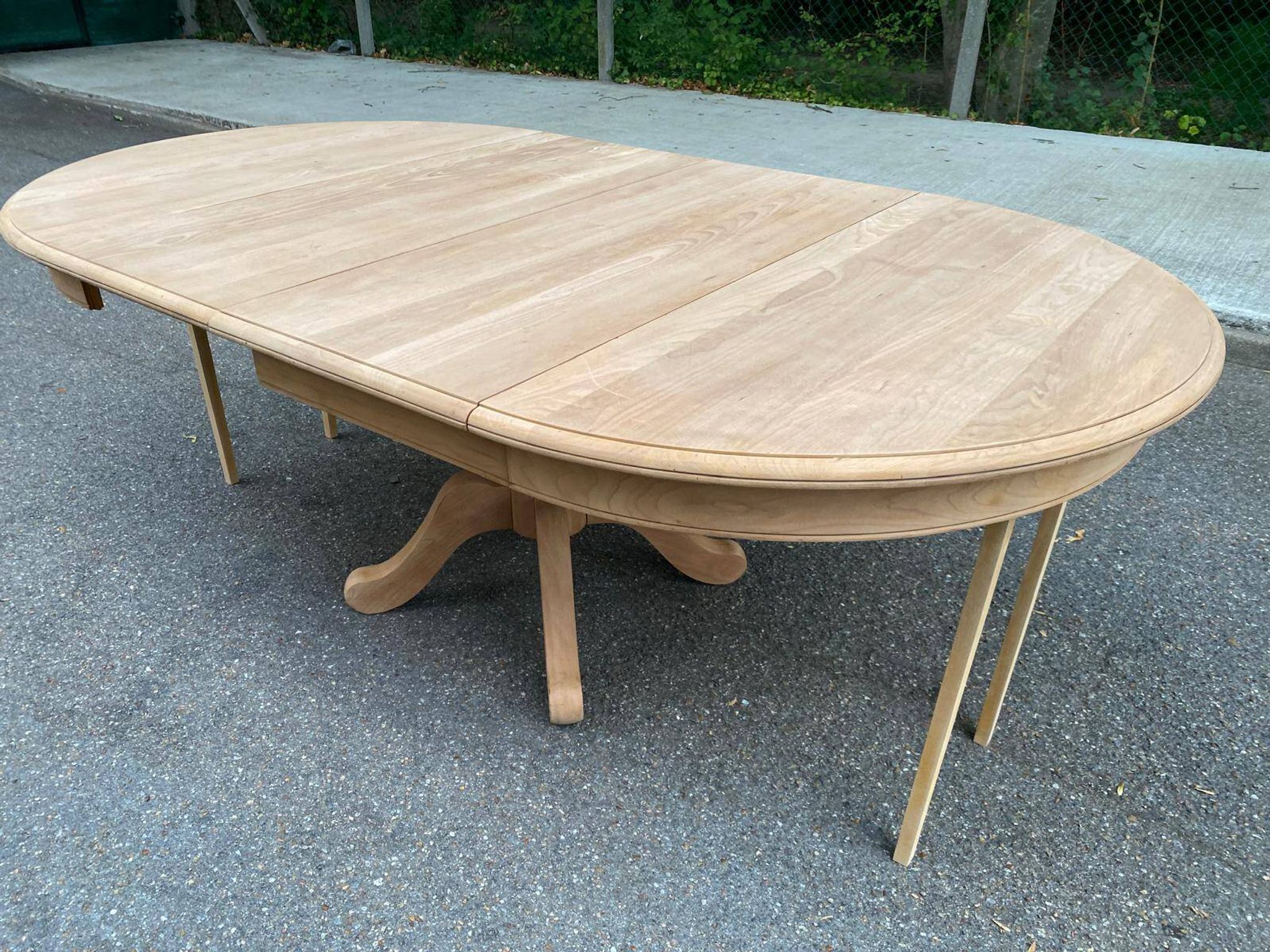 Table à manger ronde extensible décapée en merisier massif brut pied centra