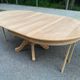 Table à manger ronde extensible décapée en merisier massif brut pied centra