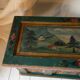 Banc-coffre vintage en bois peint, art populaire