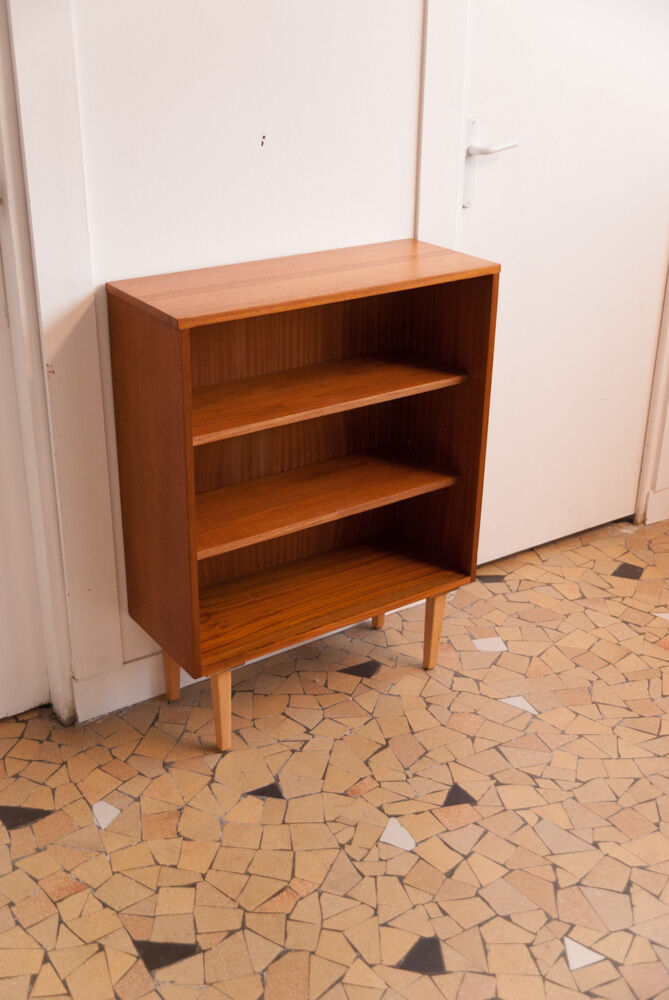 Shelf on spindle feet