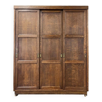 Armoire industrielle vintage en bois avec portes coulissantes