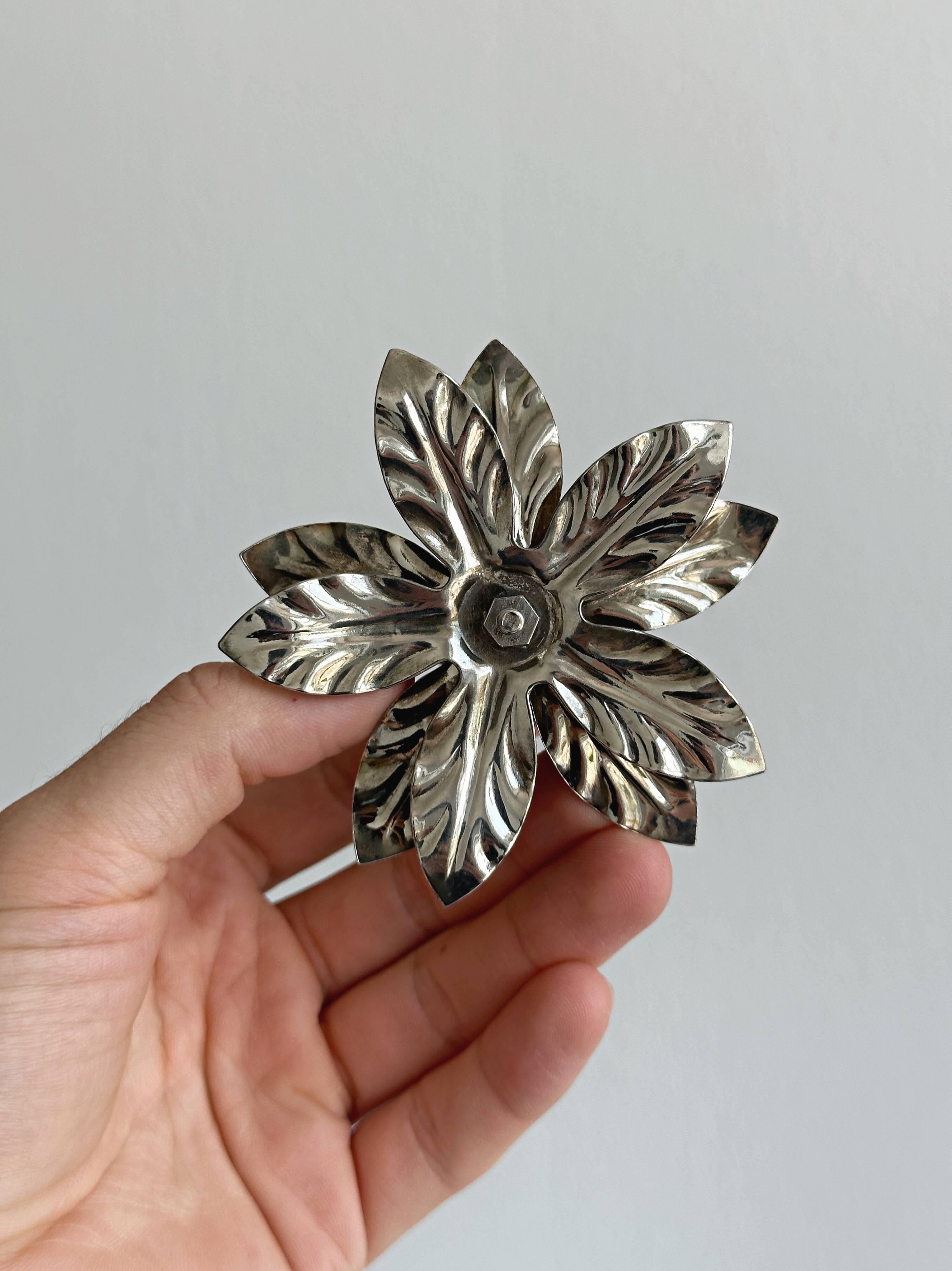Light metal flower candlestick