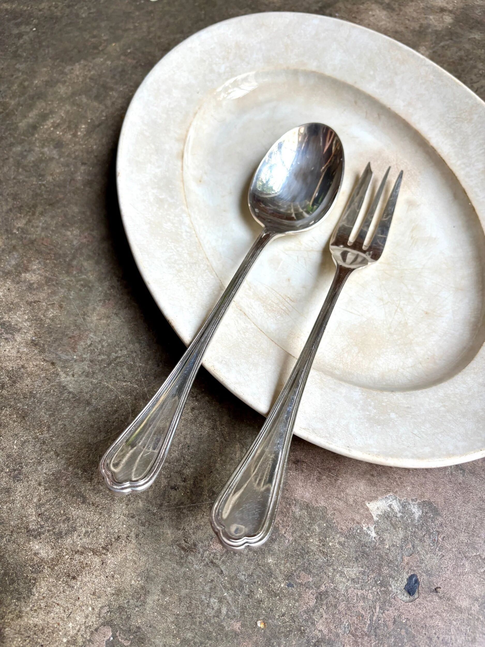 2 Christofle silver-plated serving cutlery, "Spatours" pattern.