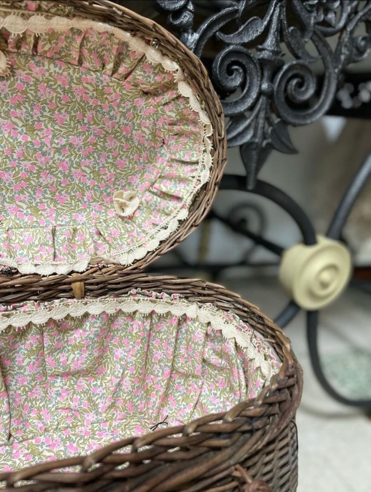 Bressan basket in old wicker, with handles and closure