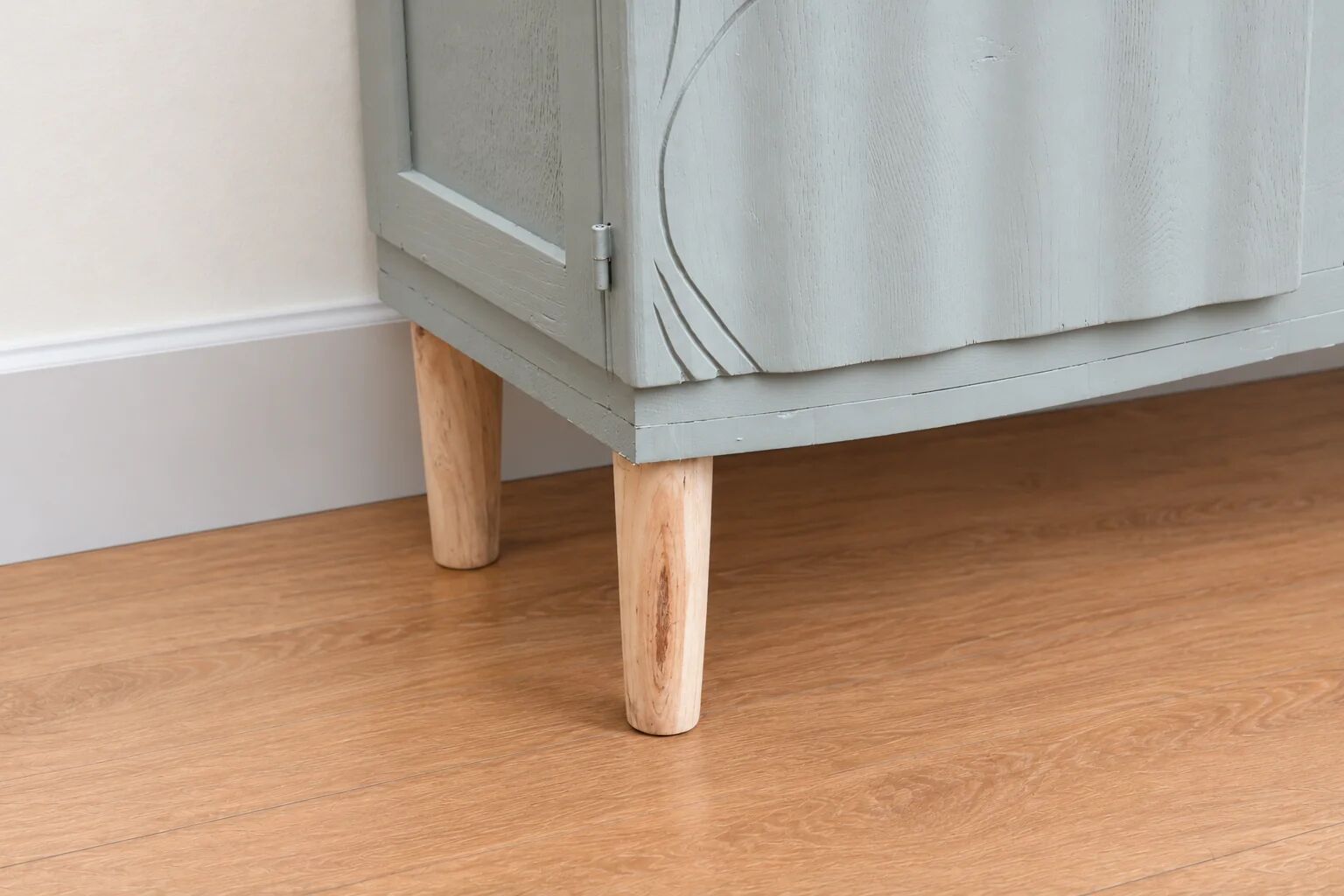 Art Deco sideboard renovated in blue-grey – Bevelled glass and wooden legs – 132.5 cm