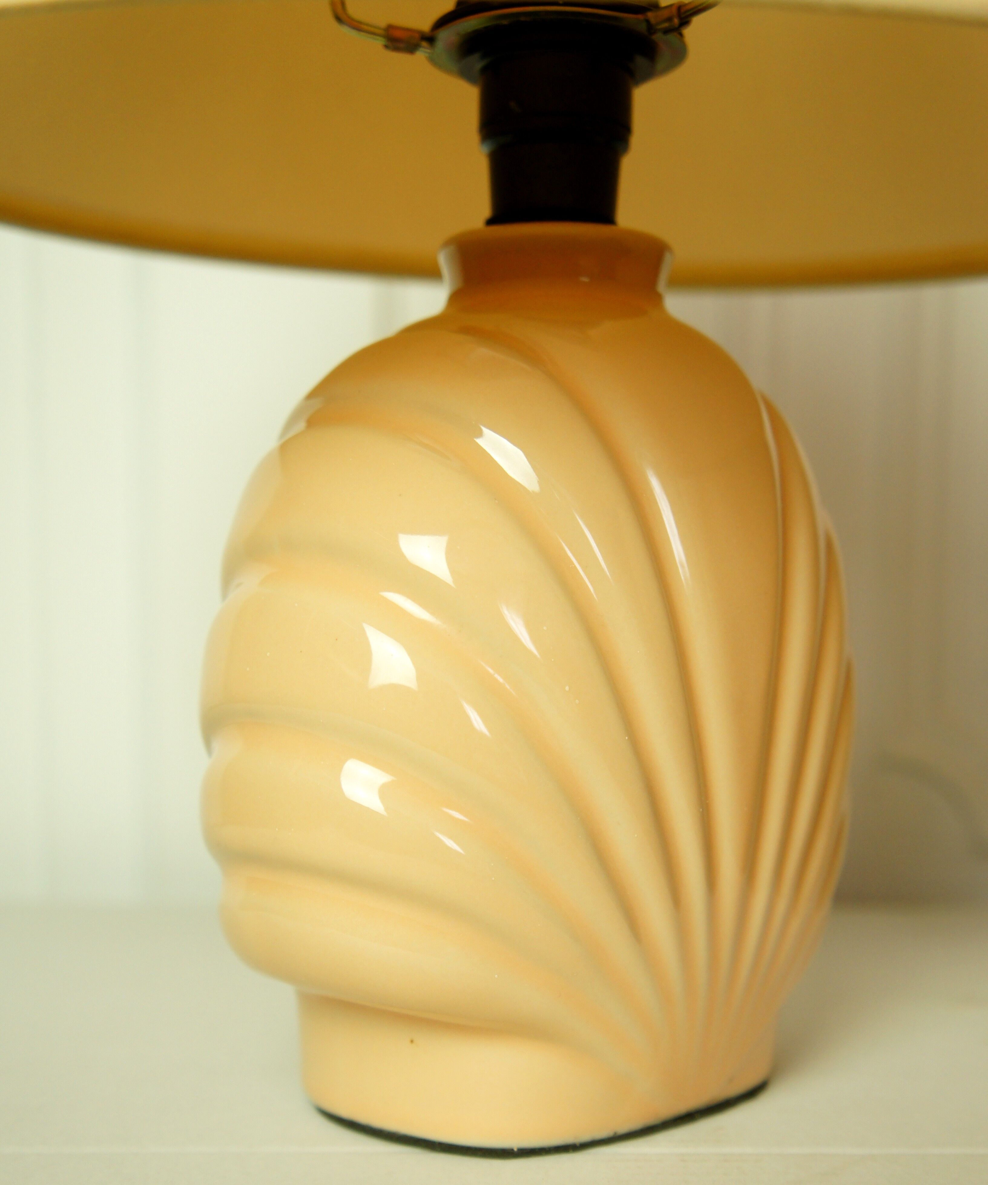 Ceramic "shell" bedside lamp circa 1980
